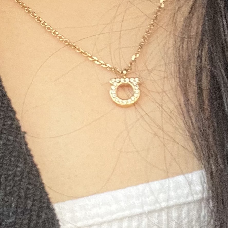 (W) Ferragamo Small Gancini Crystals Necklace Gold 착용 스타일 - 2