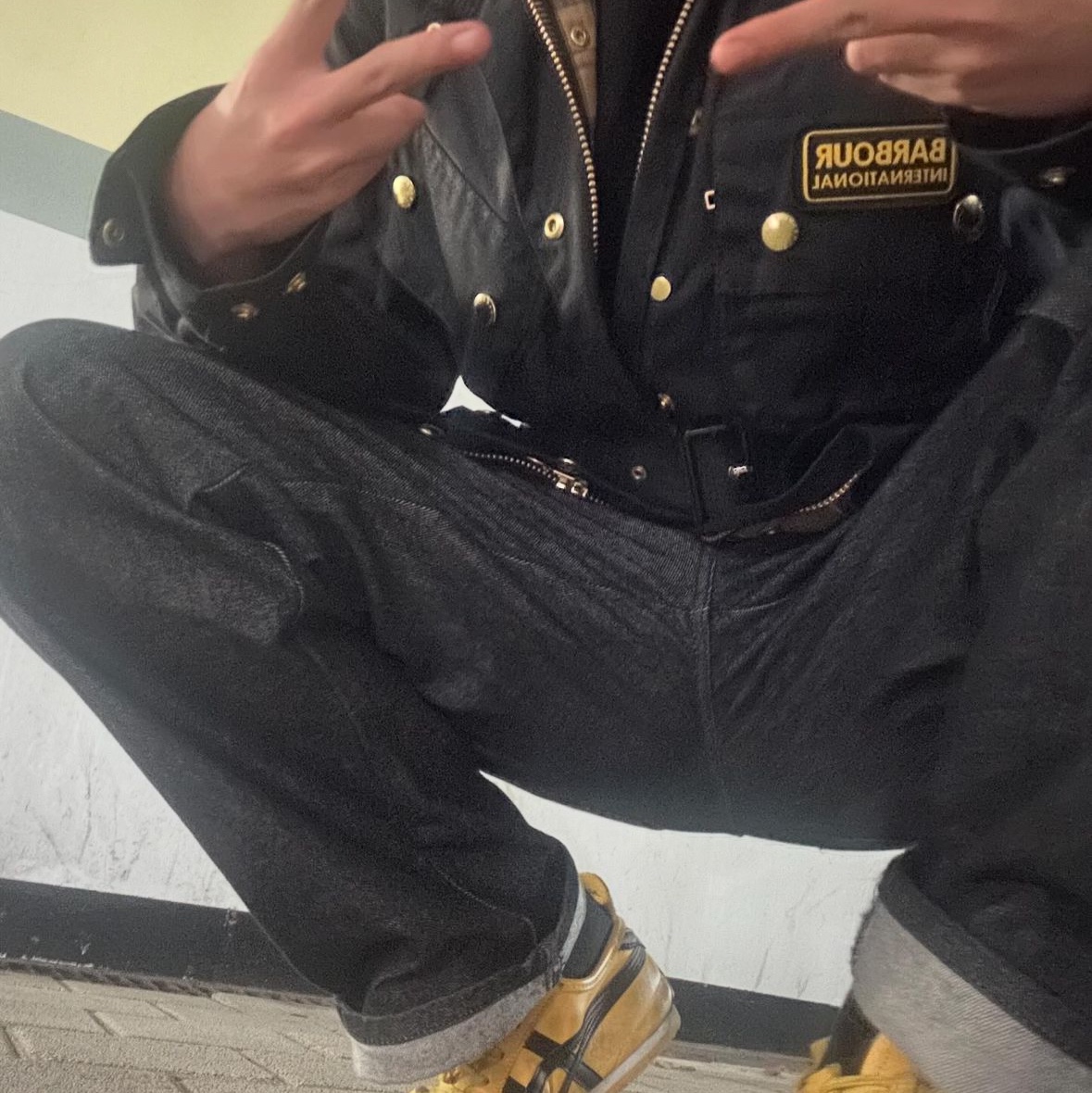 Barbour International Original Wax Jacket Black, Onitsuka Tiger Mexico 66 Yellow Black 착용 스타일 - 2