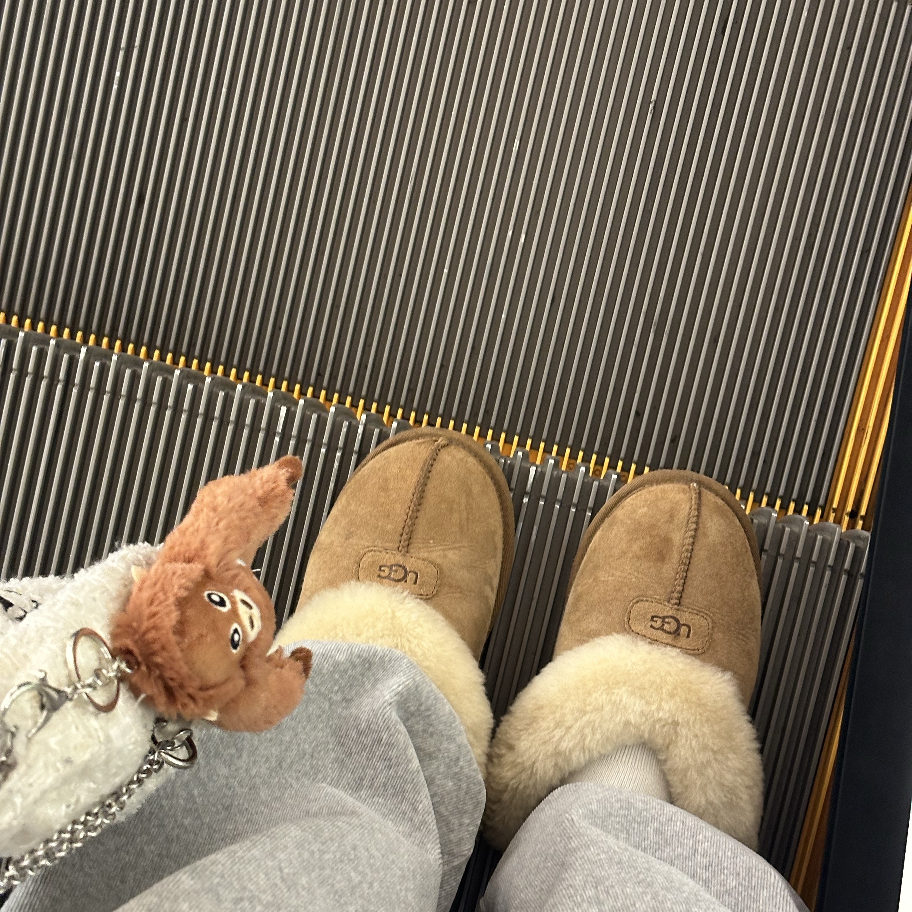 (W) UGG Coquette Slipper Chestnut 착용 스타일 - 3