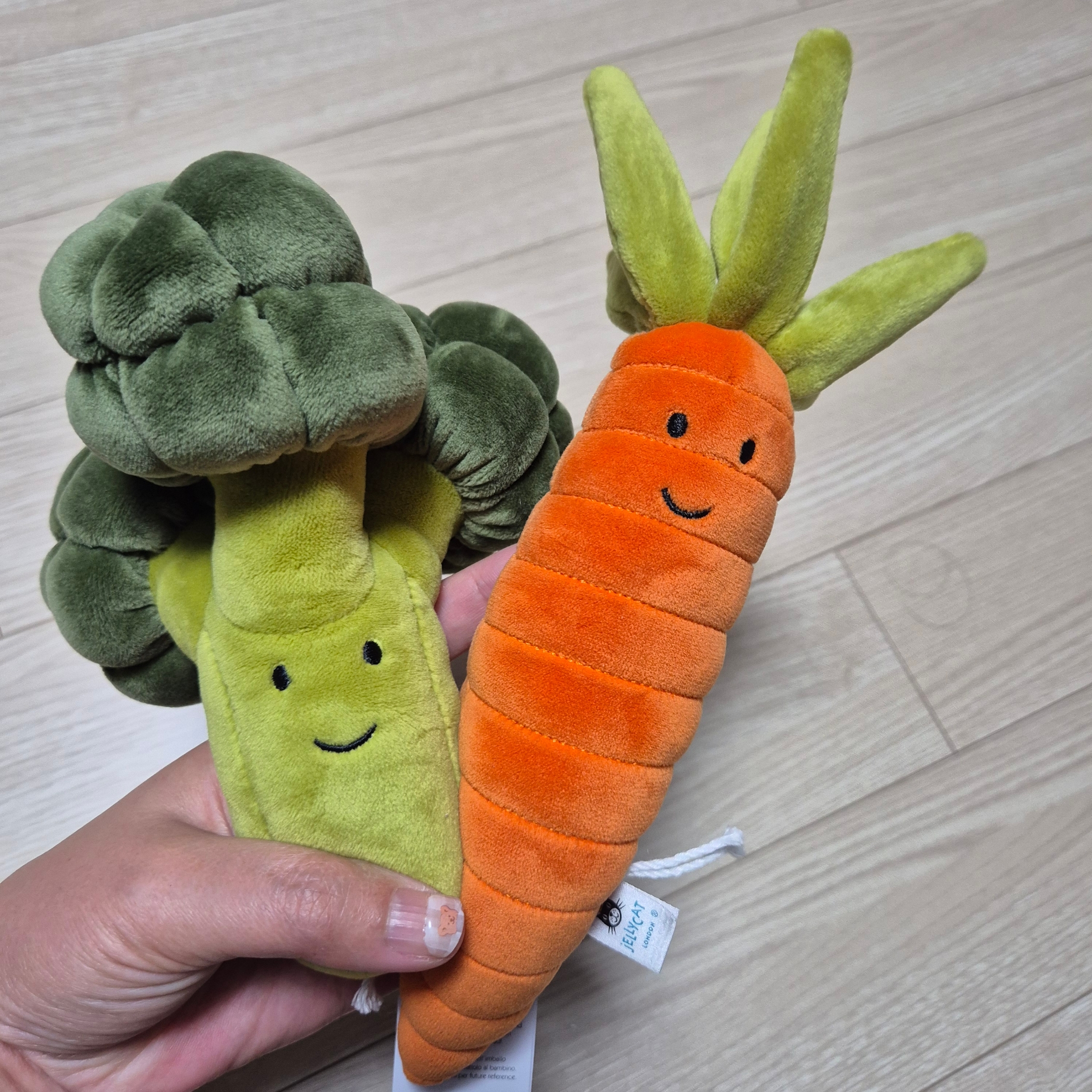 Jellycat Vivacious Vegetable Broccoli Dark Green 착용 스타일