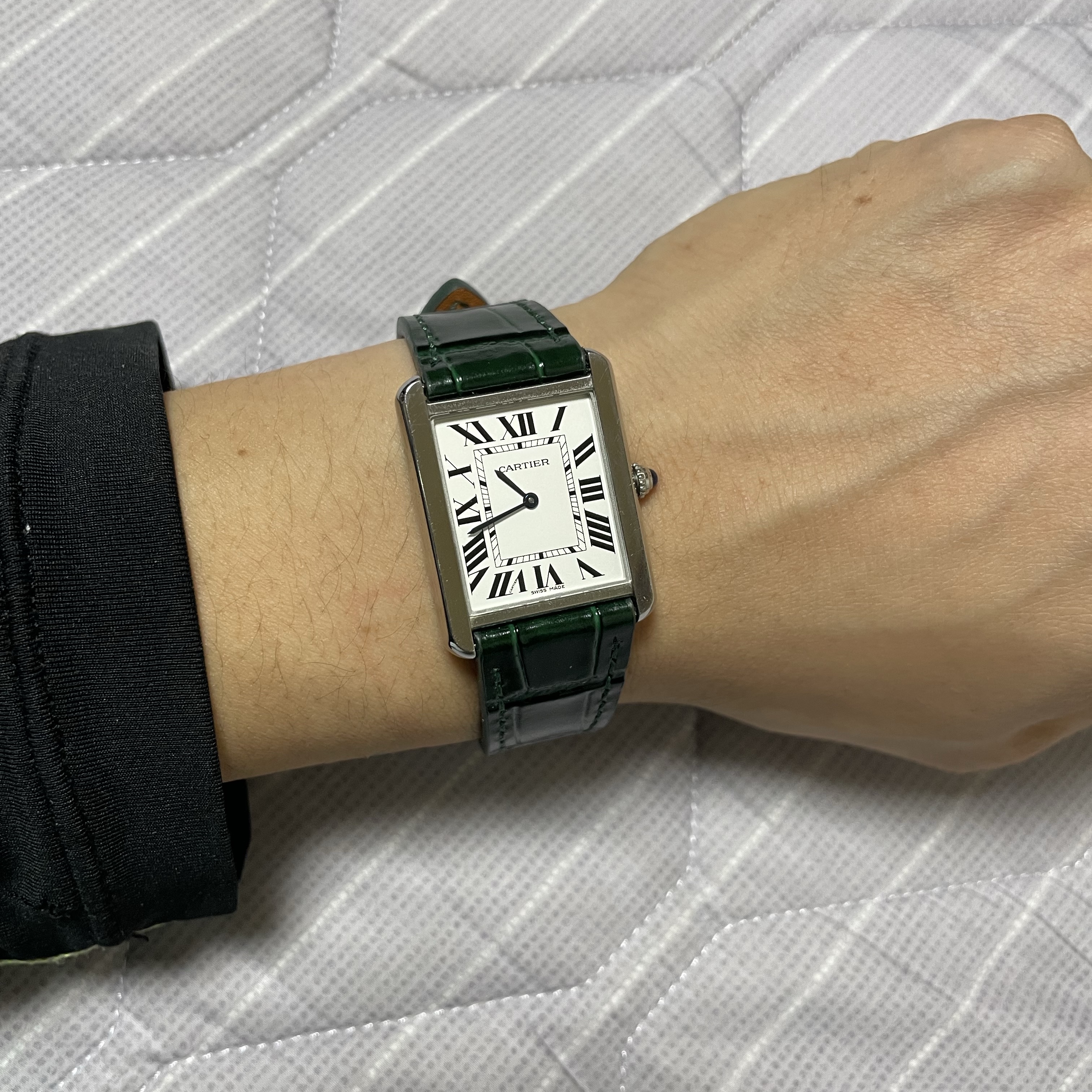 Cartier Tank Must Watch Large Quartz Steel Calfskin Black 착용 스타일