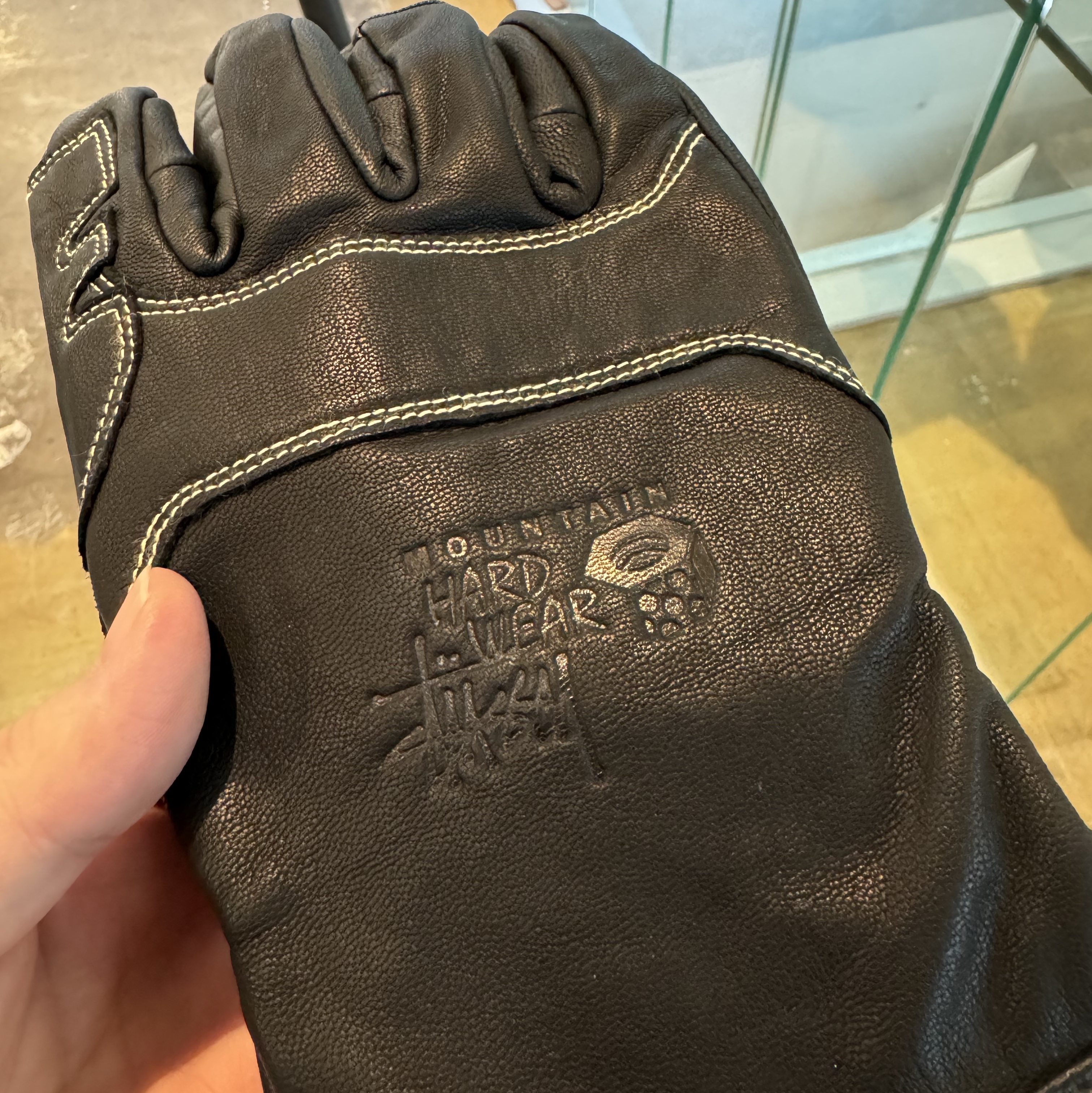 Stussy x Mountain Hardwear Powdergate Glove Black 착용 스타일
