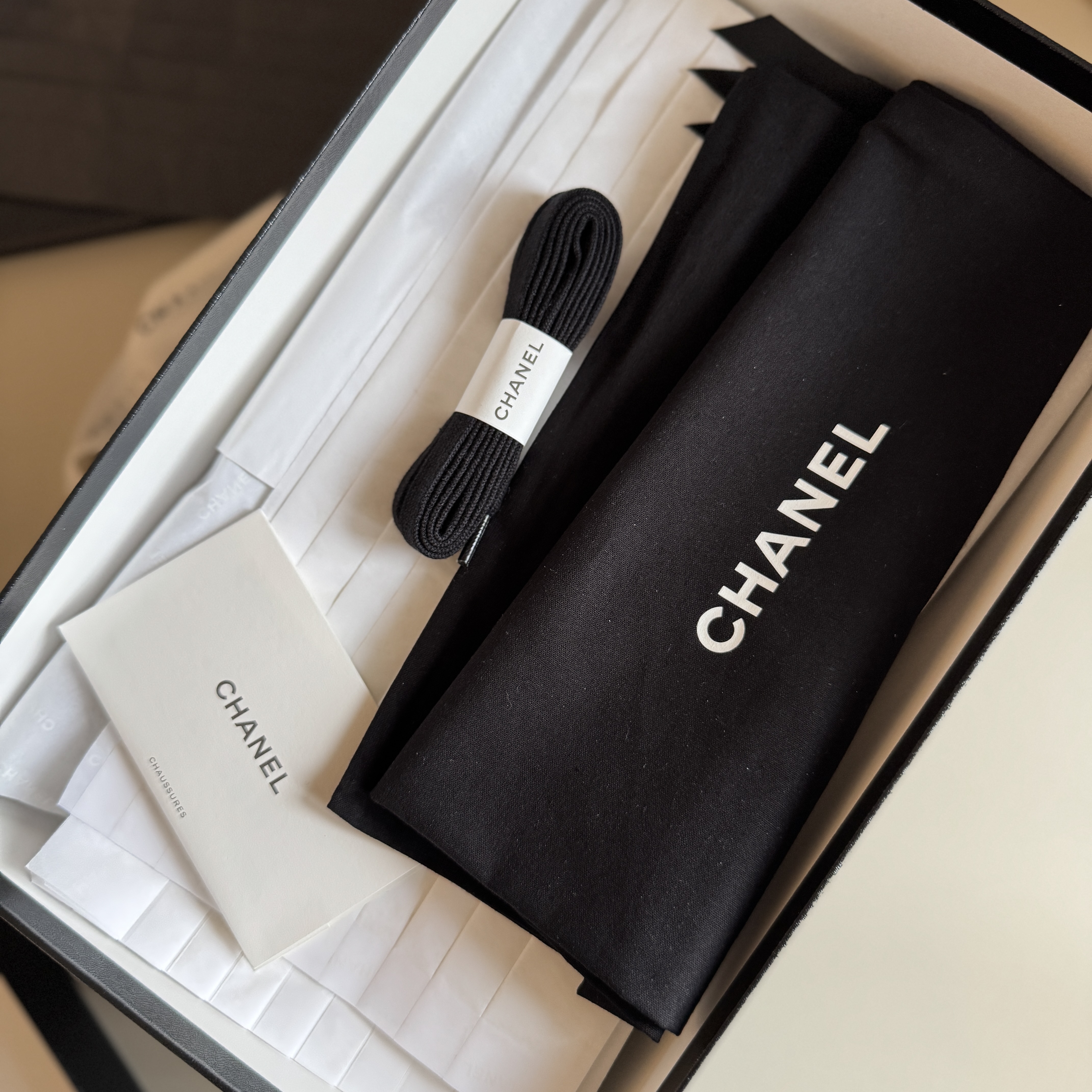 (W) Chanel Sneakers Mesh Suede Calfskin & White Black 착용 스타일 - 5
