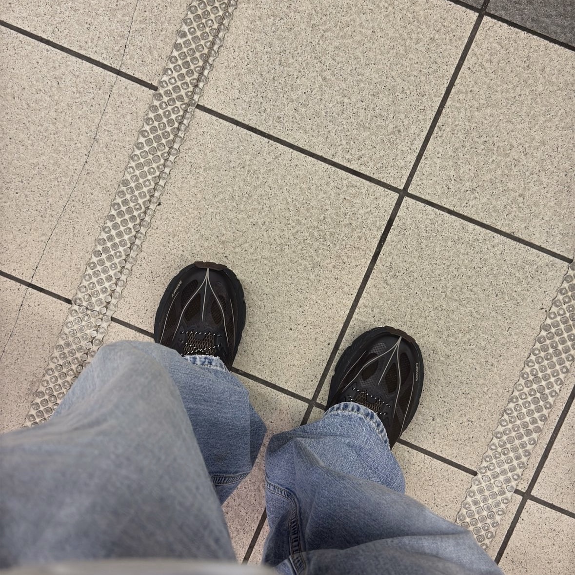 Hoka x Satisfy Mafate Speed 4 Lite Coffee 착용 스타일 - 2