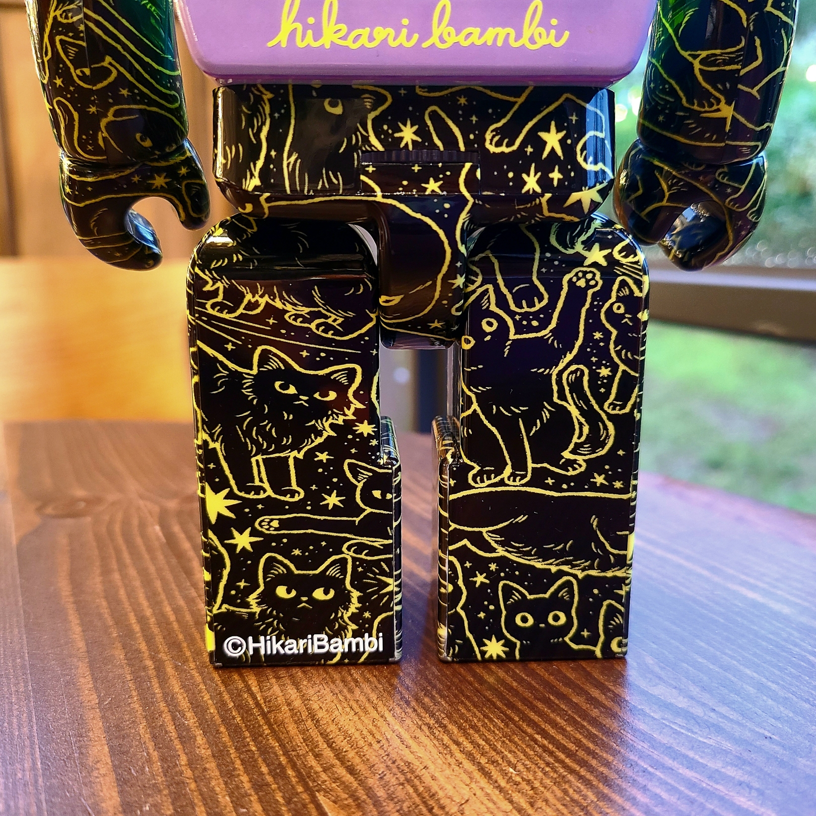 Bearbrick Hikari Bambi Night Sky Cat Glow 400% 착용 스타일 - 2