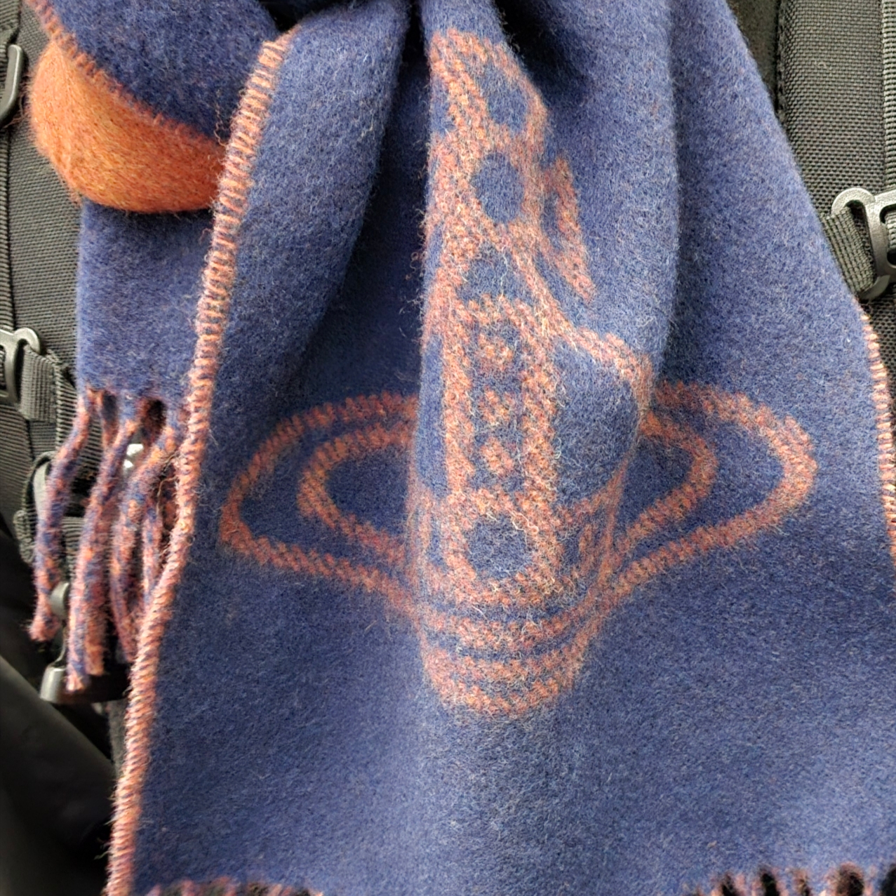 (W) Vivienne Westwood Double Logo Muffler Navy Blue 착용 스타일 - 3
