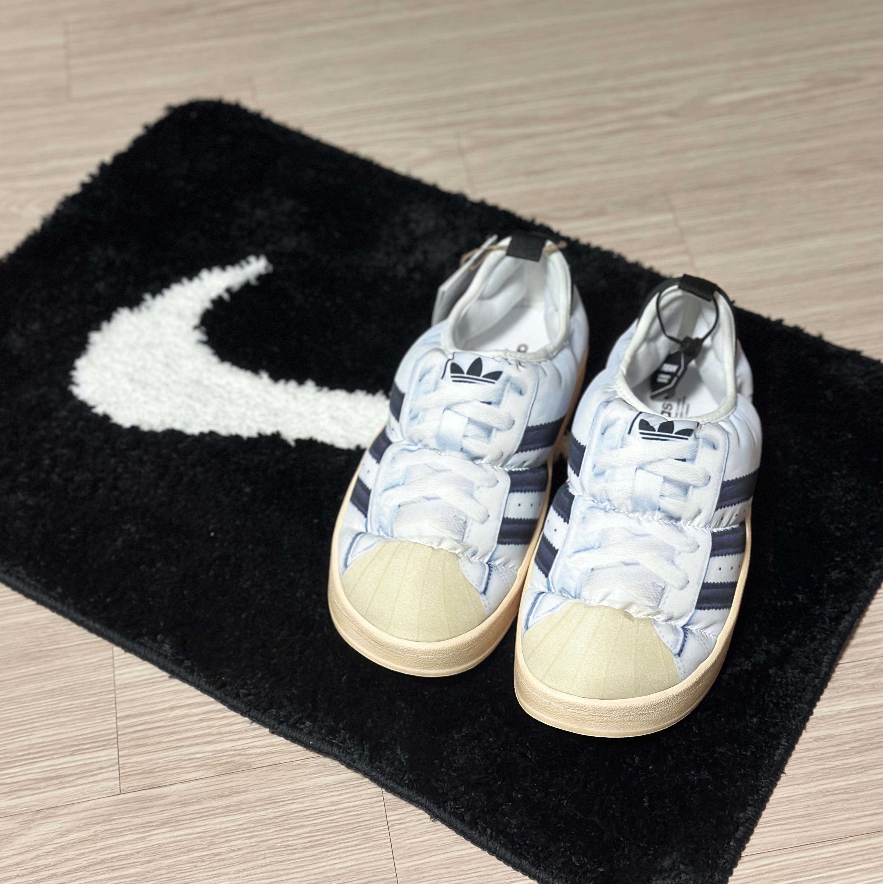 Adidas Puffylette Superstar Cloud White, Nike Swoosh Rug Black White 착용 스타일