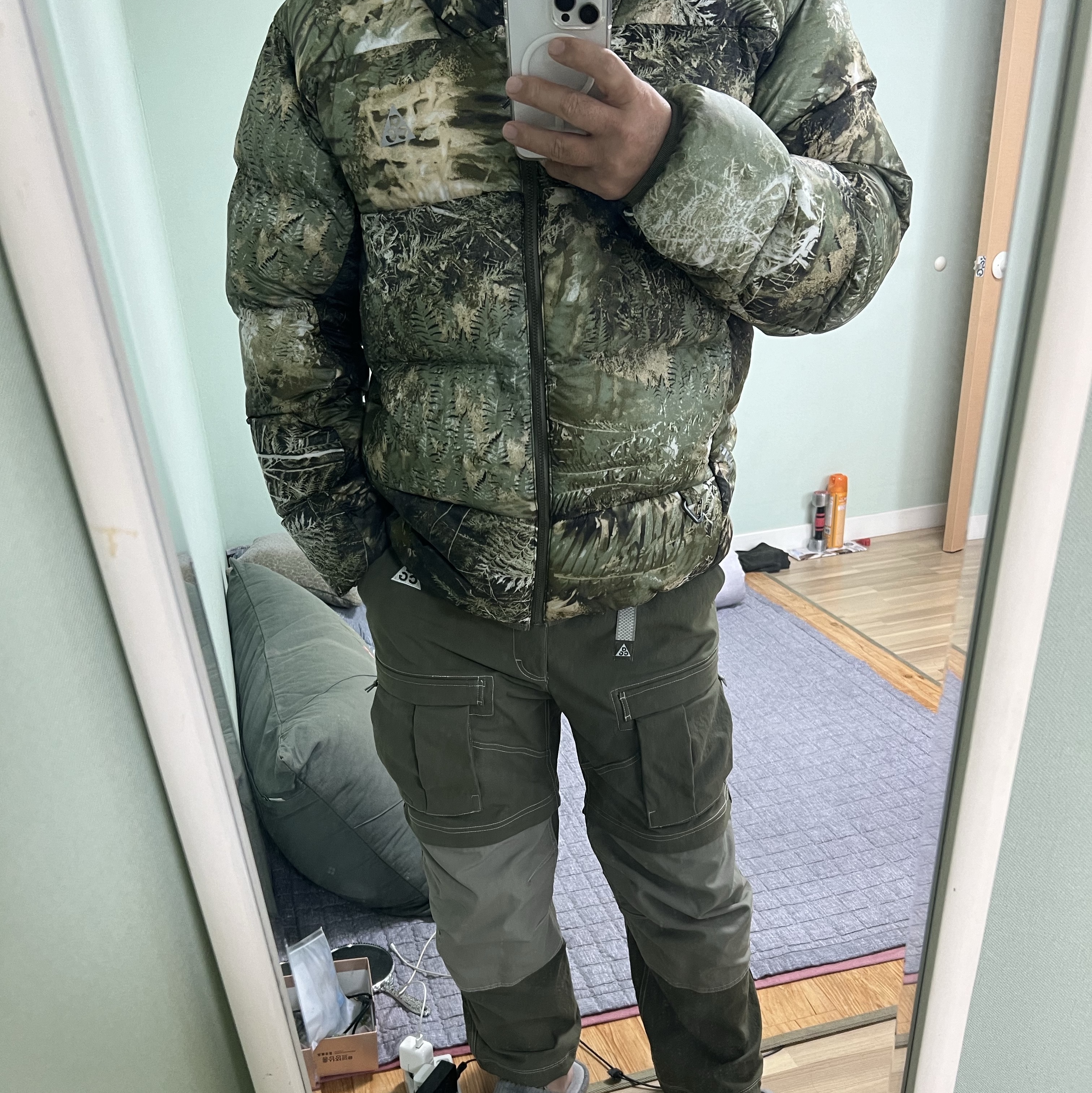 Nike ACG Smith Summit Cargo Pants Medium Olive - Asia, Nike ACG Therma-Fit ADV Lunar Lake Puffer Loose Hooded Jacket Oil Green Medium Olive - Asia 착용 스타일 - 1