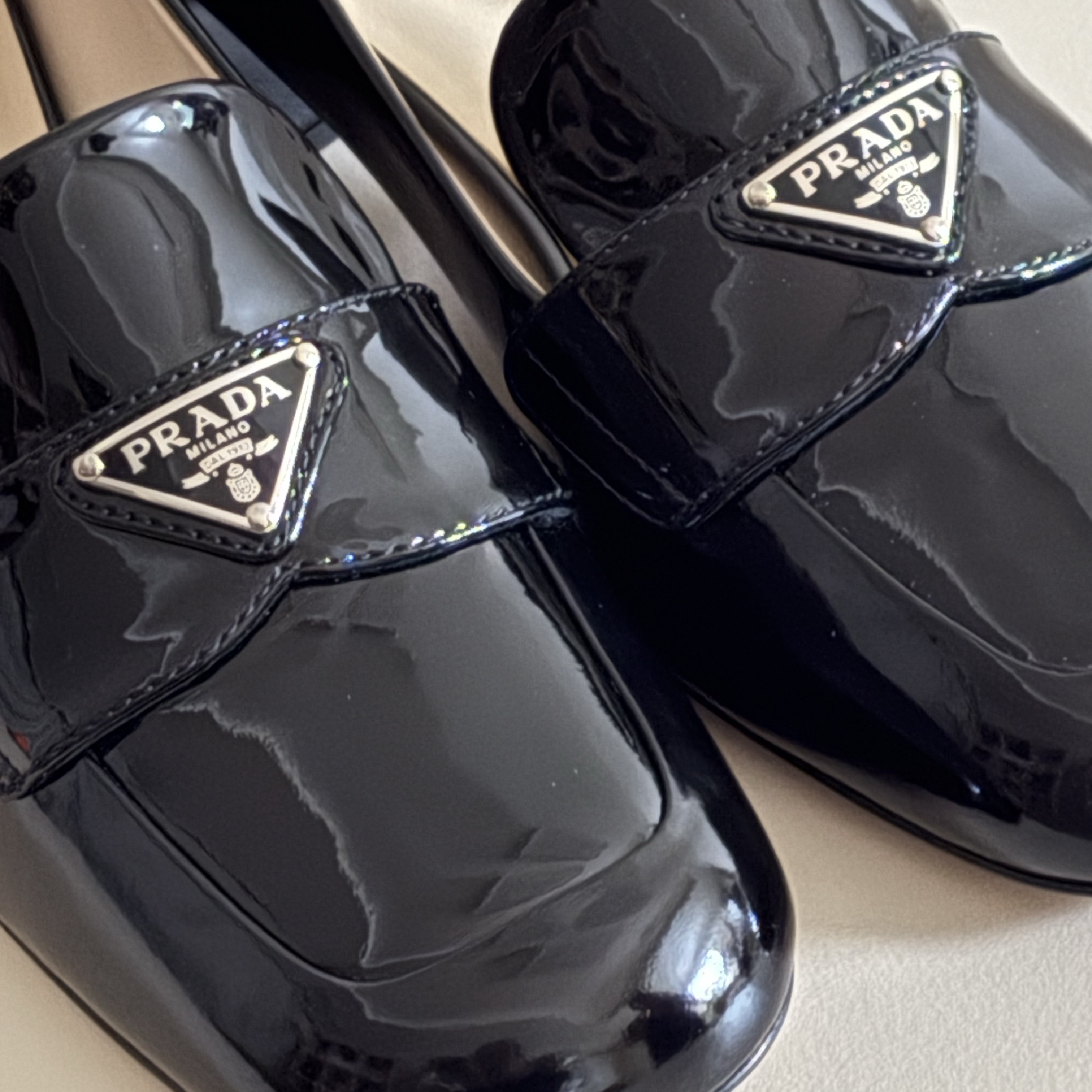 (W) Prada Patent Leather Loafers Black 착용 스타일 - 2