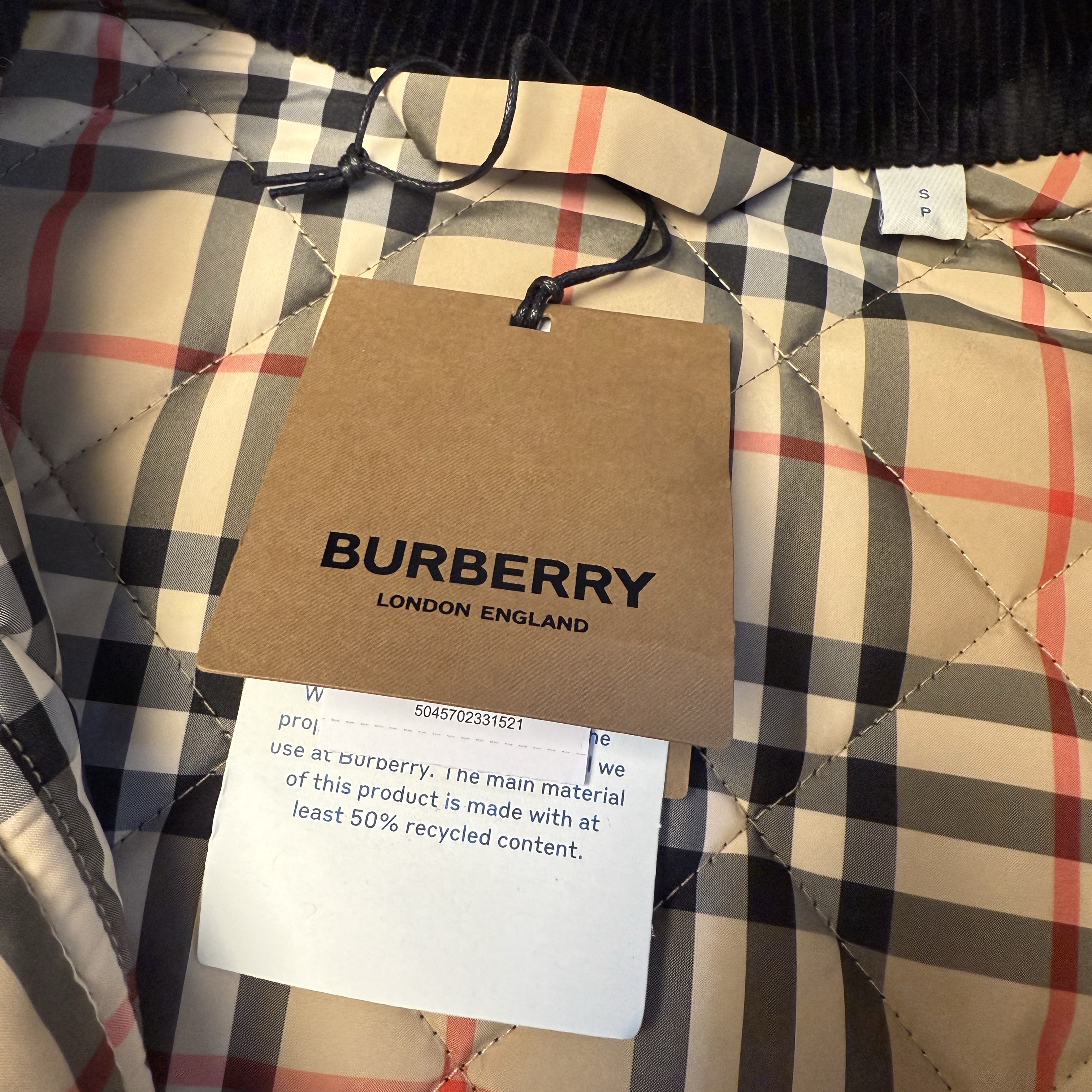 (W) Burberry Diamond Quilted Nylon Cropped Jacket Black 착용 스타일 - 4