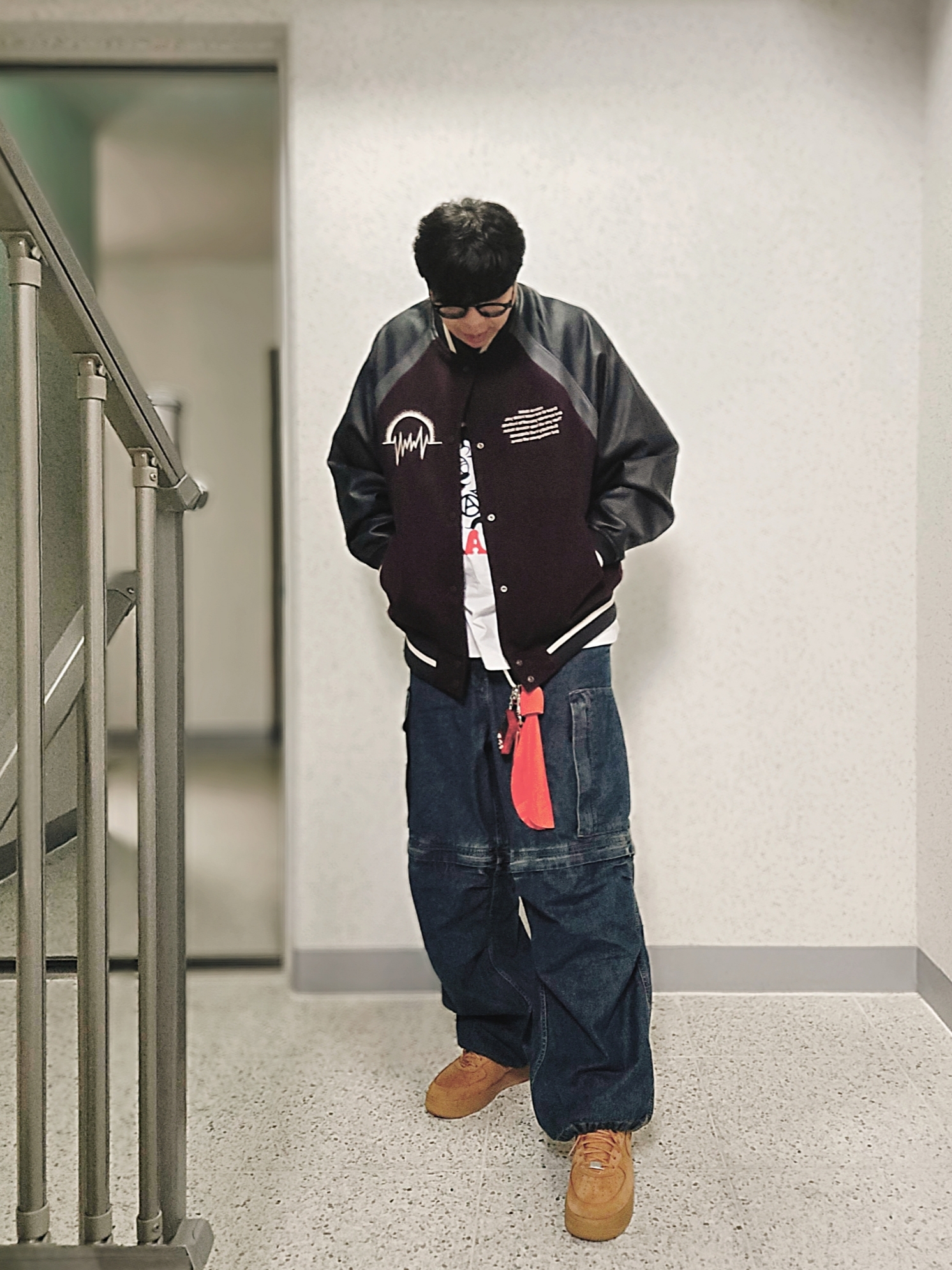 GU x Undercover Stadium Jumper Wine, GU x Undercover Denim Convertible Wide Cargo Pants Blue 착용 스타일 - 1