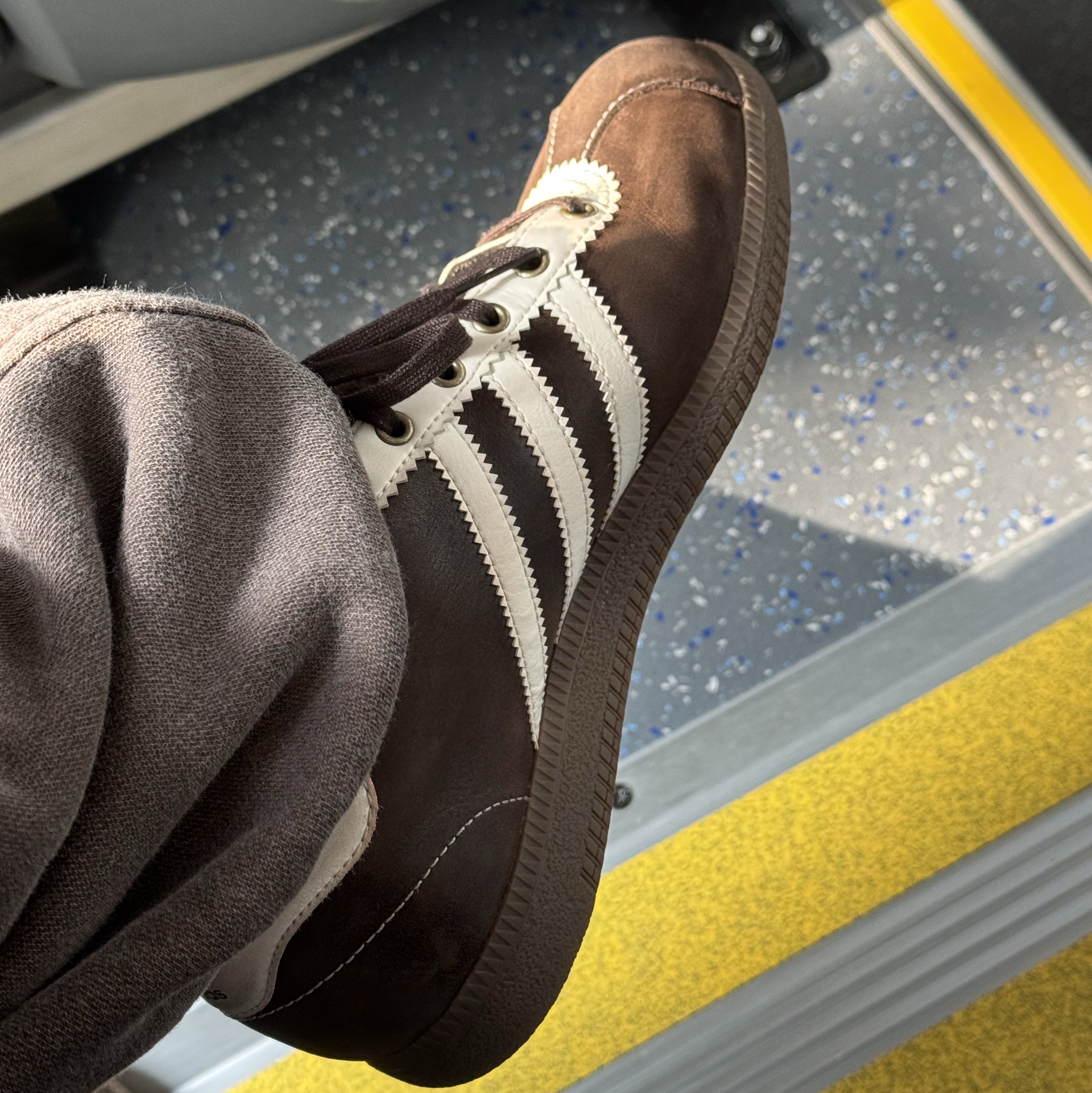 Adidas Bern GTX Dark Brown Cream White 착용 스타일