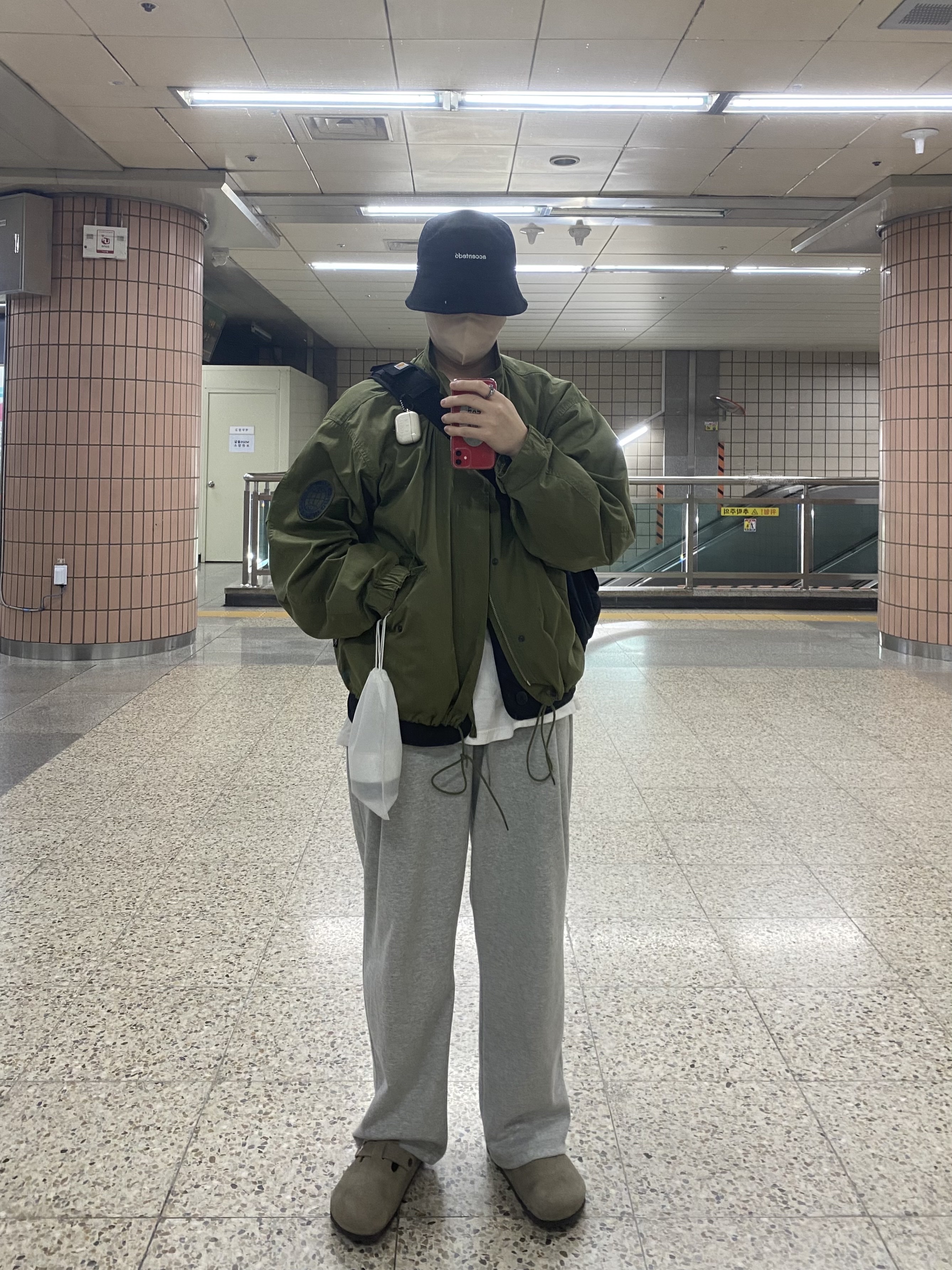 Birkenstock Boston Soft Footbed Taupe - Regular, Carhartt Cargo Series Messenger Bag Black 착용 스타일 - 2