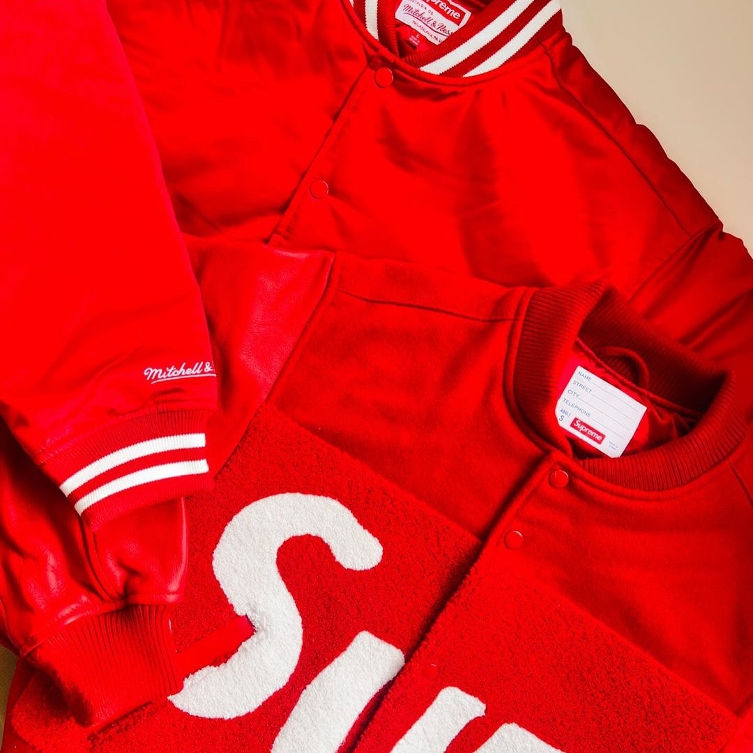 Supreme Mitchell & Ness Satin Varsity Jacket Red - 24FW 착용 스타일 - 2