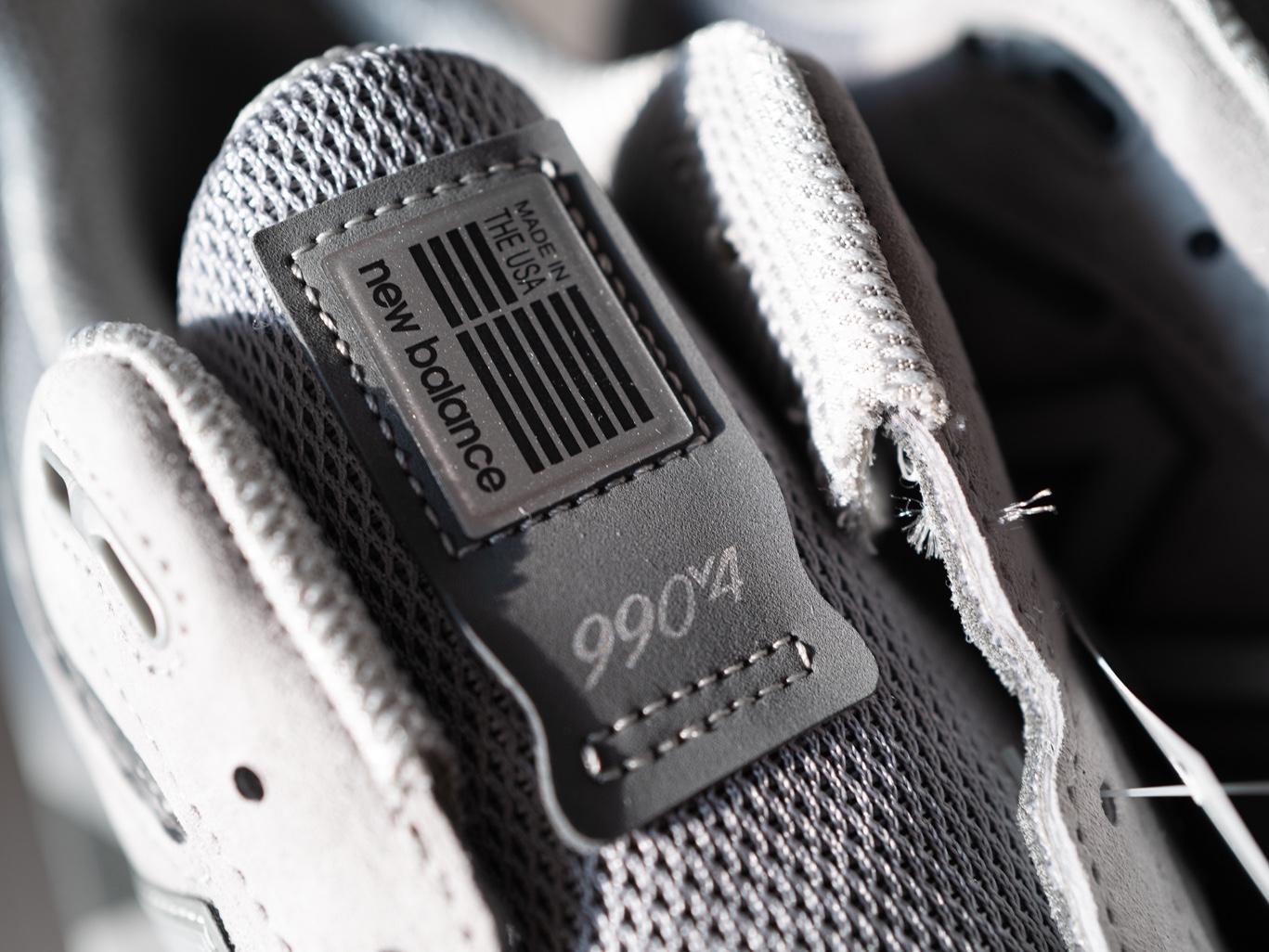 New Balance 990v4 Made in USA Grey Silver 착용 스타일 - 5
