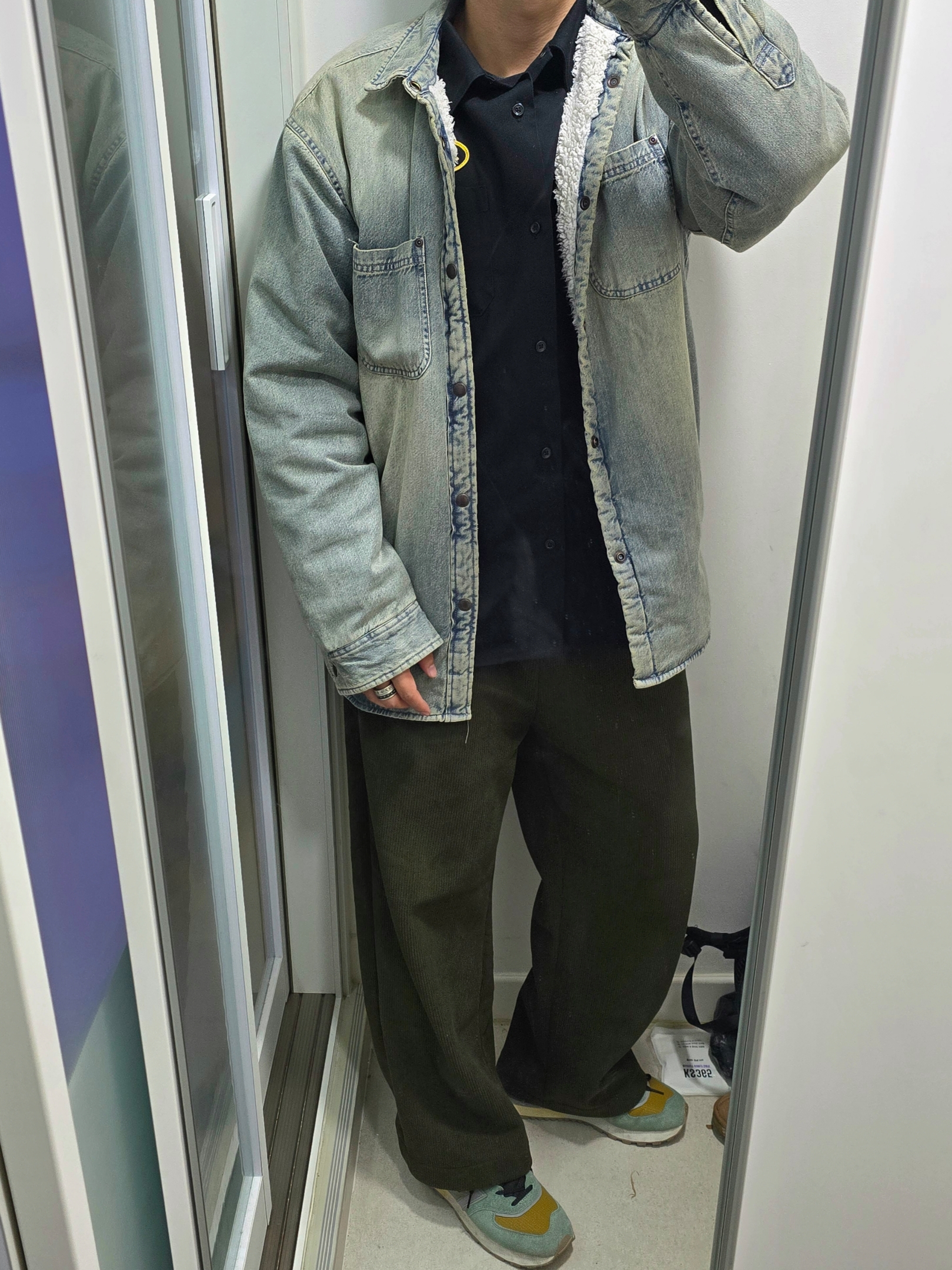 Supreme Faux Shearling Lined Work Shirt Washed Indigo Denim - 24FW, Supreme Thermal Sleeve Work Shirt Black - 23FW 착용 스타일