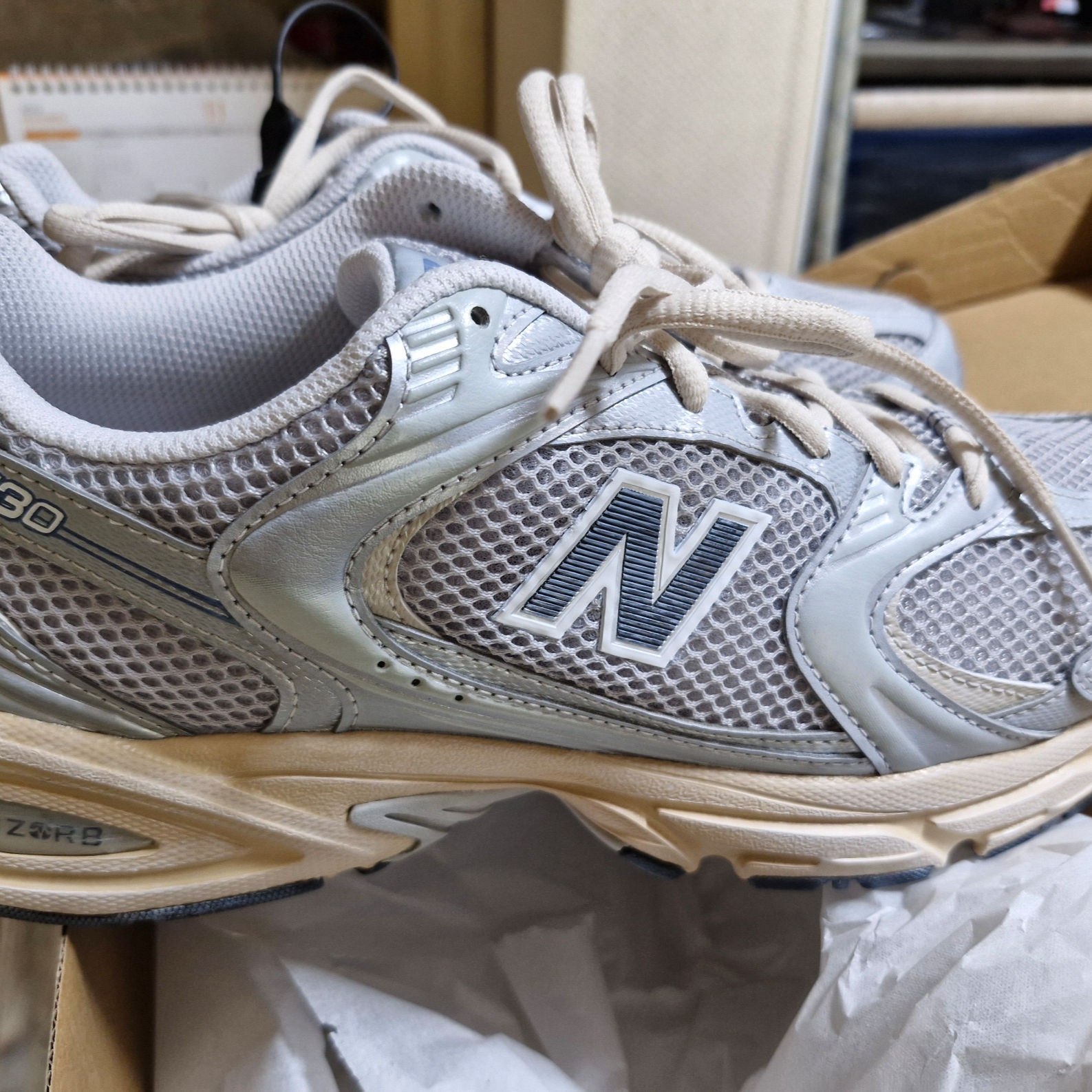 New Balance 530 Vintage Metallic Silver 착용 스타일