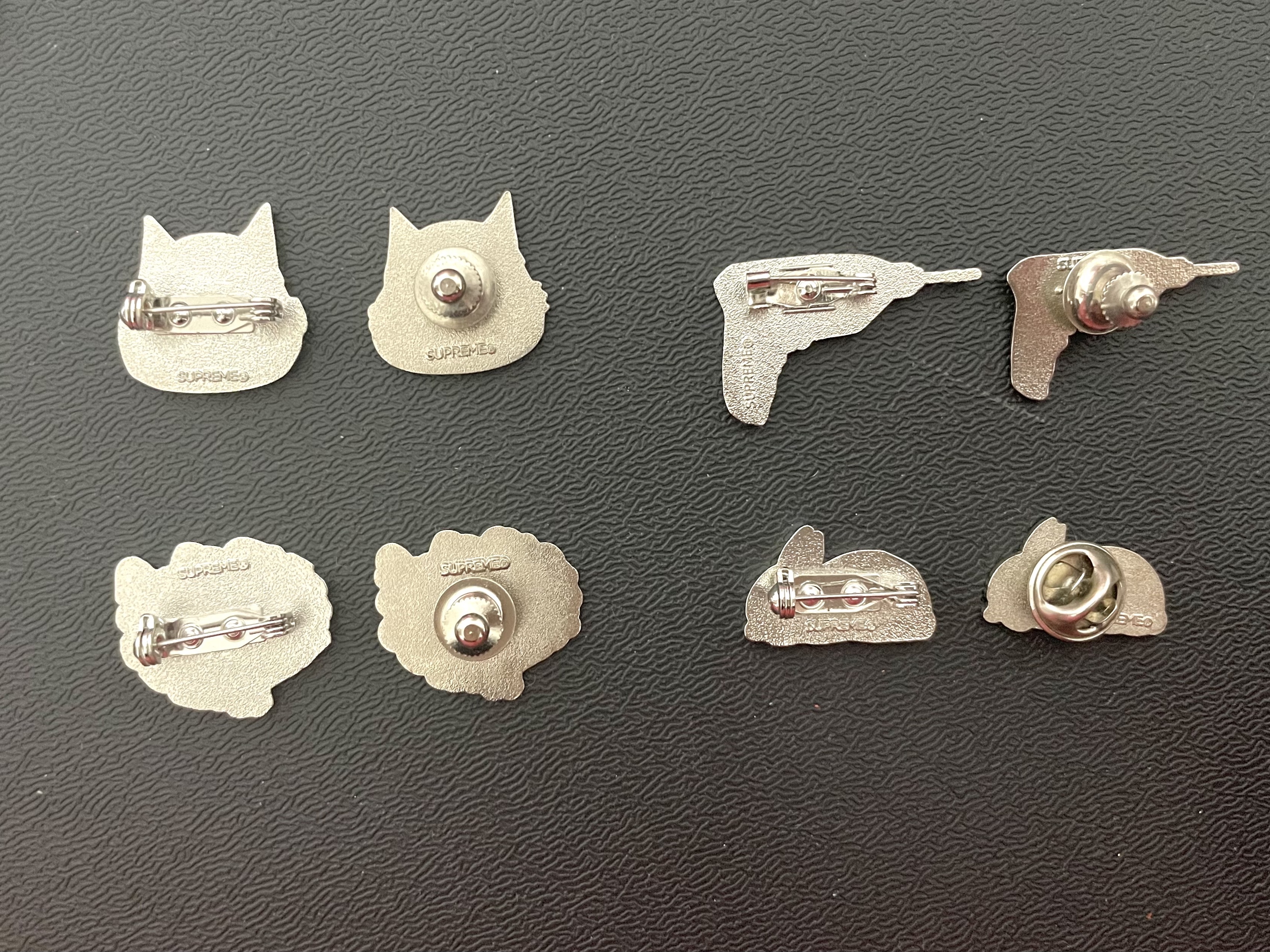 Supreme Aoi Buddha Pin Silver - 23SS, Supreme Shine Pin White - 21SS 착용 스타일 - 3