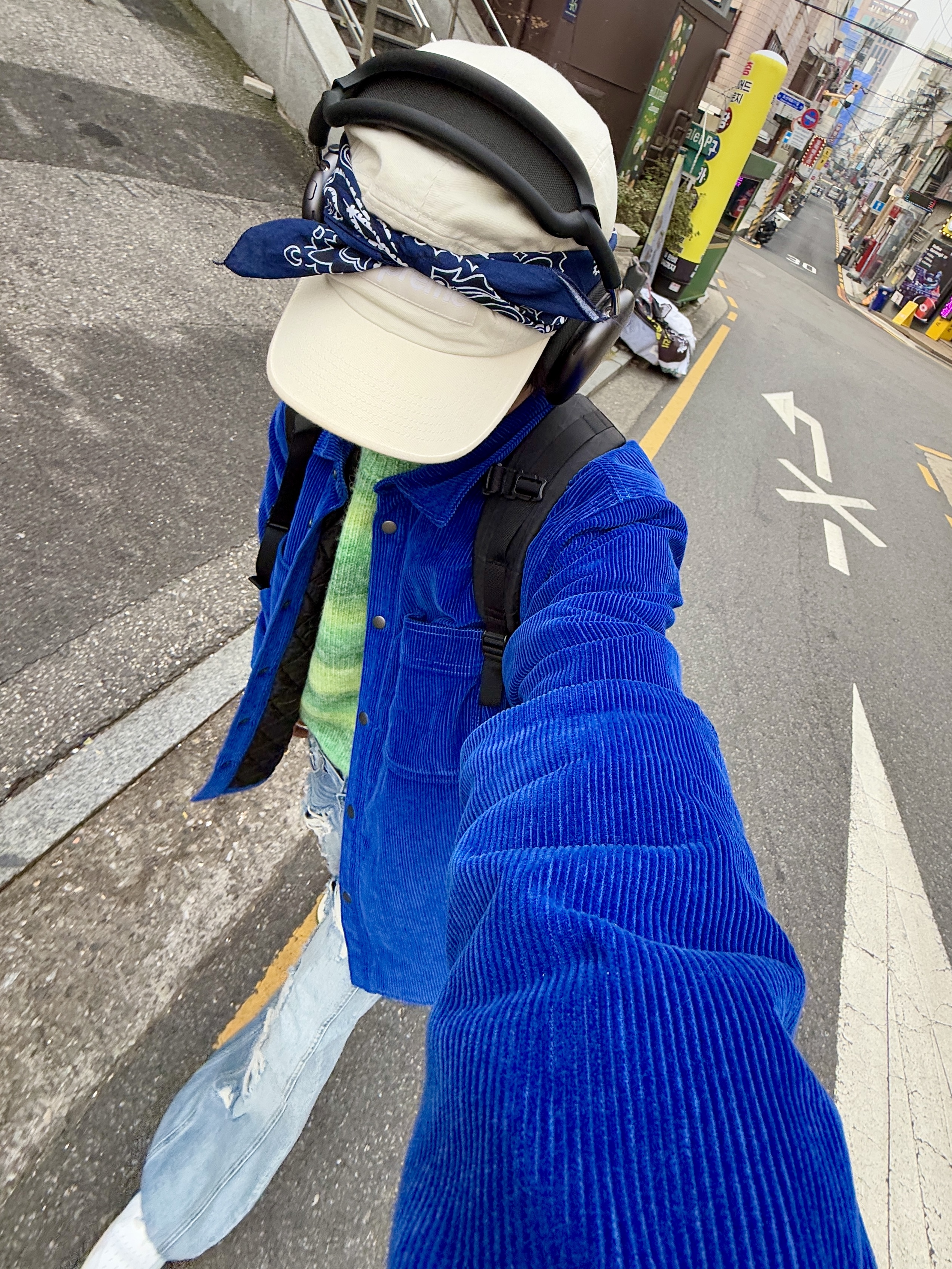 Nike Air Force 1 '07 LV8 Varsity White Pine Green, Stussy Cord Quilted Overshirt Royal Blue 착용 스타일 - 2