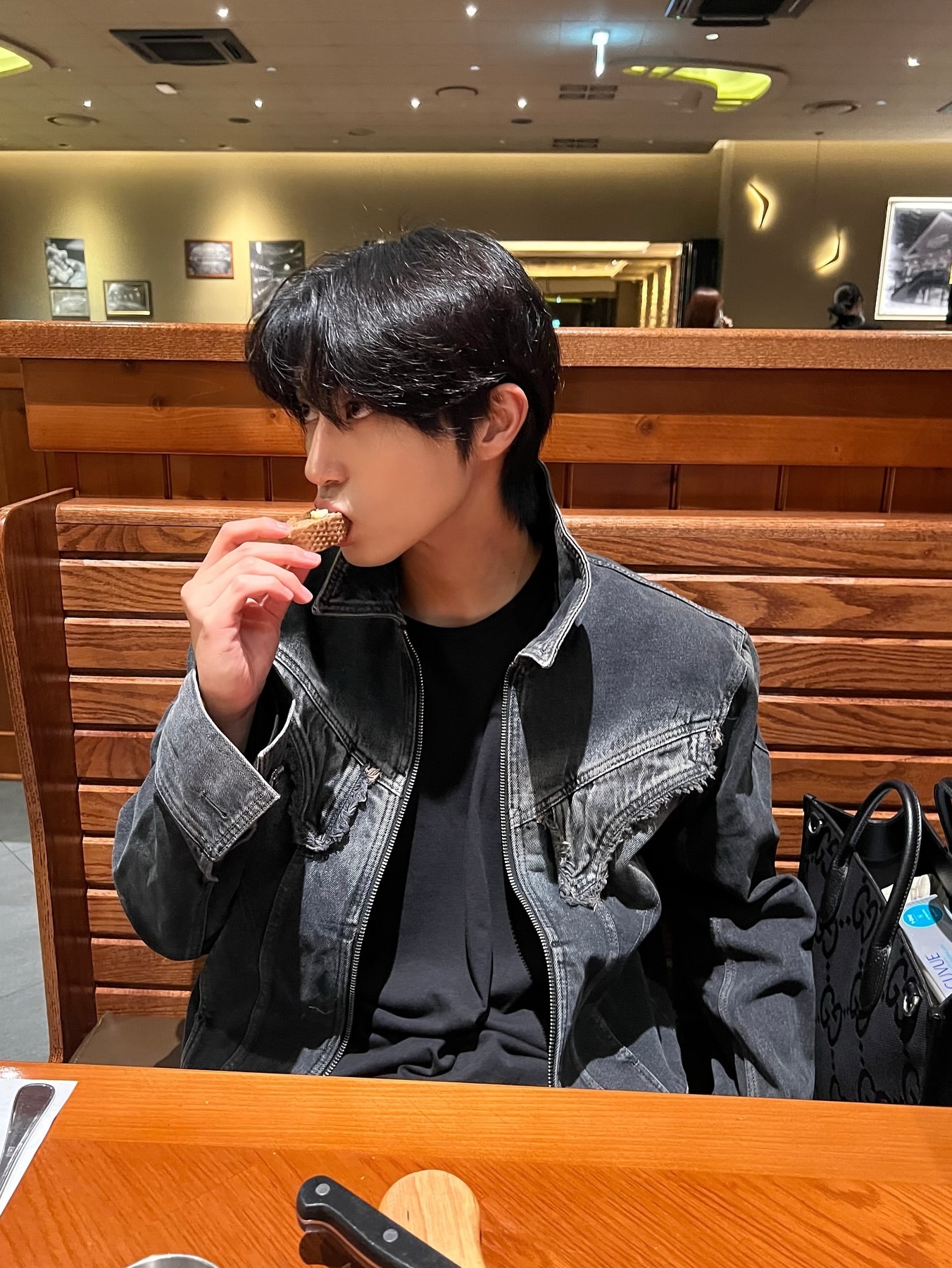 BLR Dyed Curved Line Denim Trucker Jacket Blue 착용 스타일