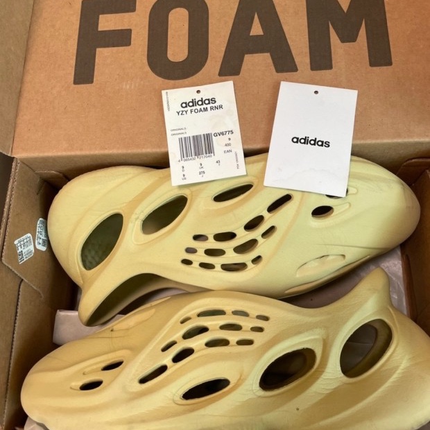 Adidas Yeezy Foam RNNR Sulfur 착용 스타일