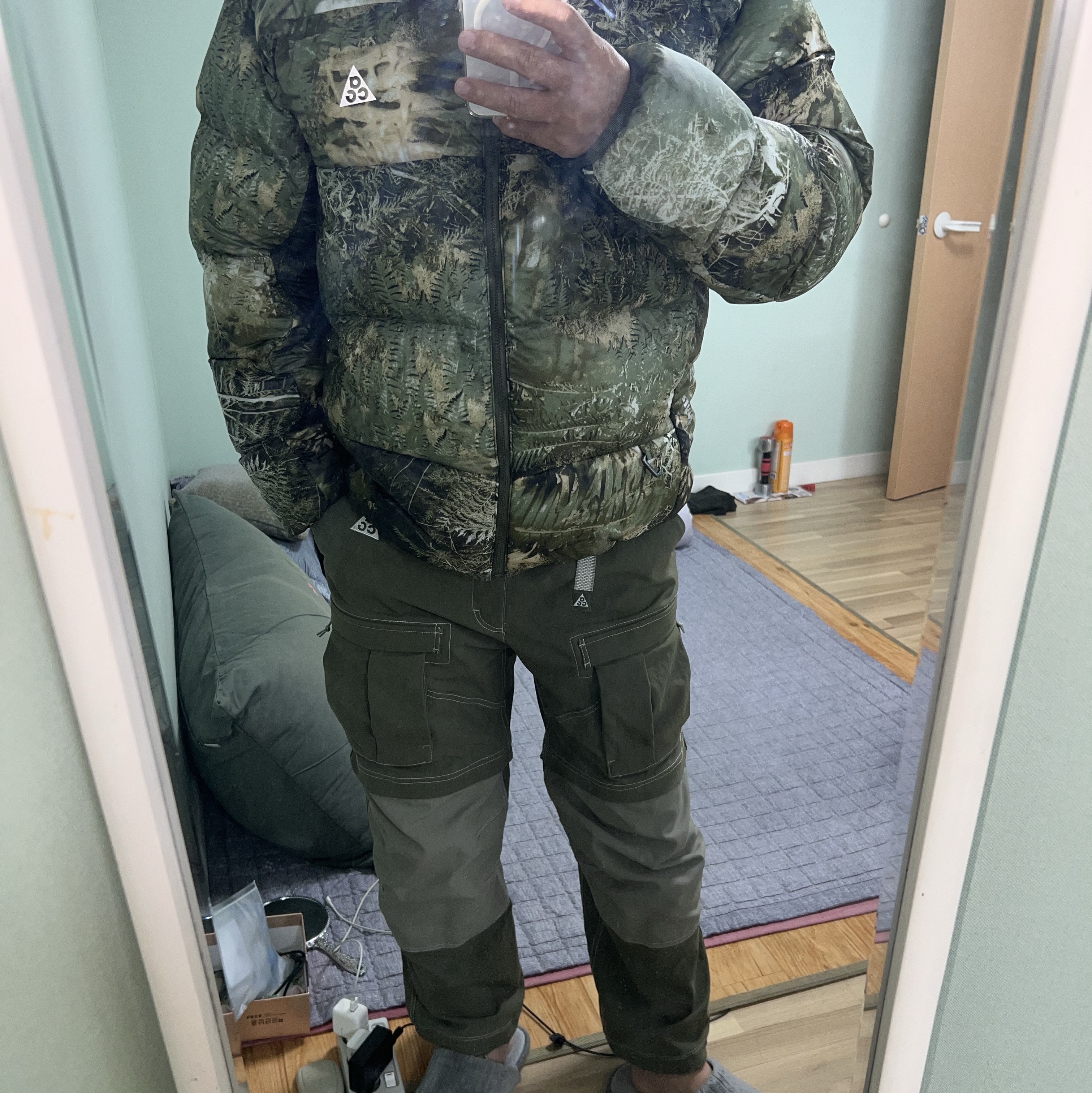 Nike ACG Smith Summit Cargo Pants Medium Olive - Asia, Nike ACG Therma-Fit ADV Lunar Lake Puffer Loose Hooded Jacket Oil Green Medium Olive - Asia 착용 스타일 - 2