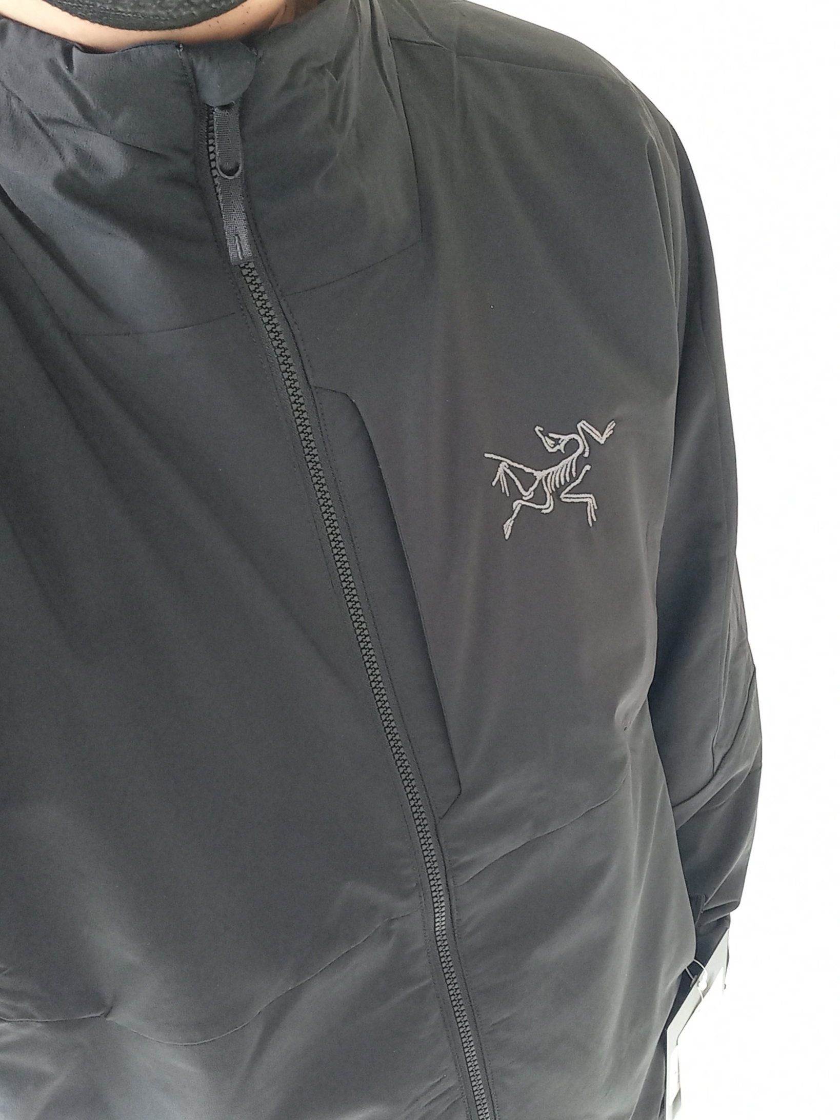 Arc'teryx Allium Insulated Jacket Black, UGG Tasman Slipper Chestnut 착용 스타일 - 5