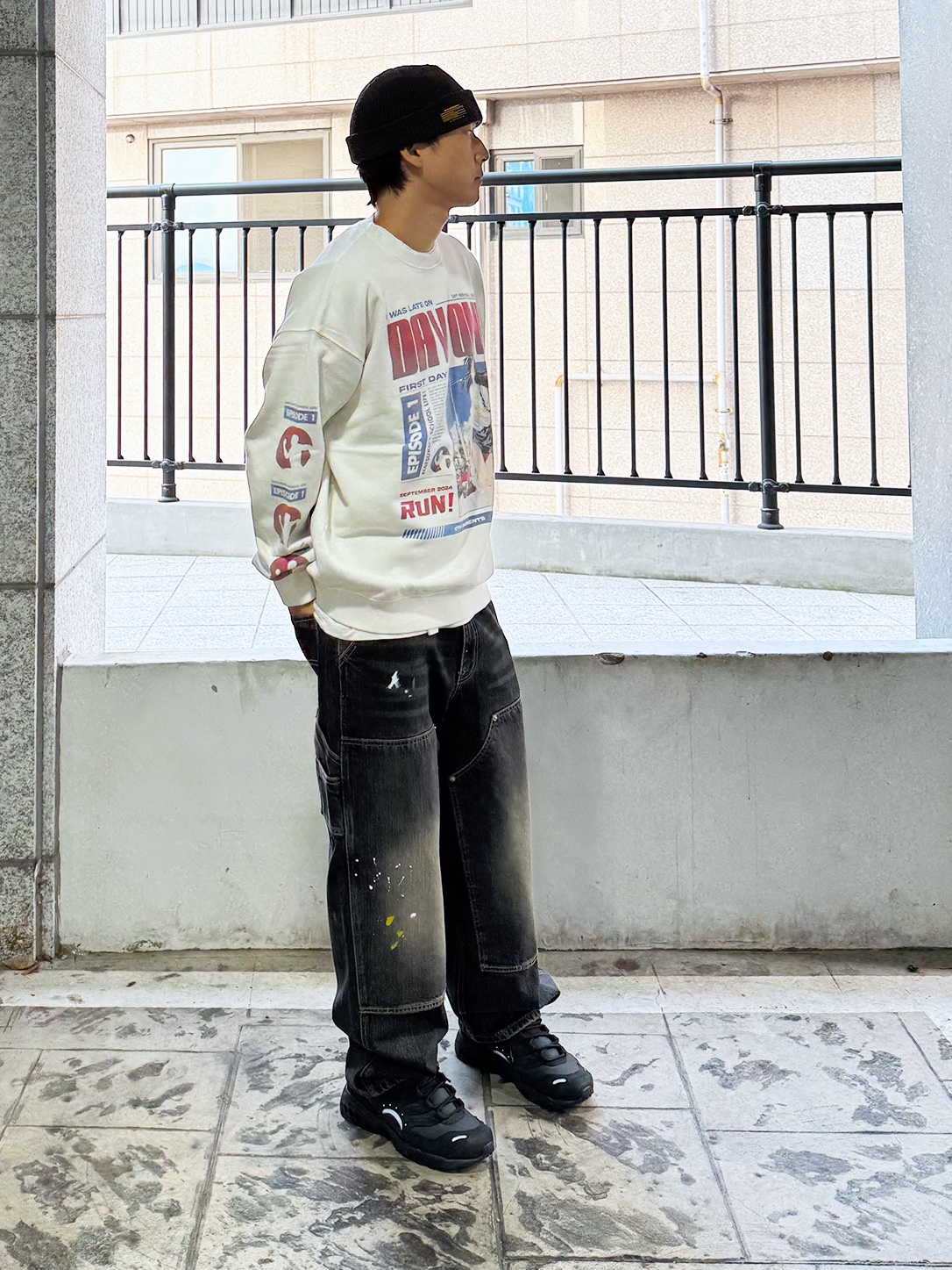 QT8 GARMENTS Original Short Beanie Charcoal, QT8 GARMENTS Day-1 Vintage Washed Sweatshirt Ecru 착용 스타일 - 1