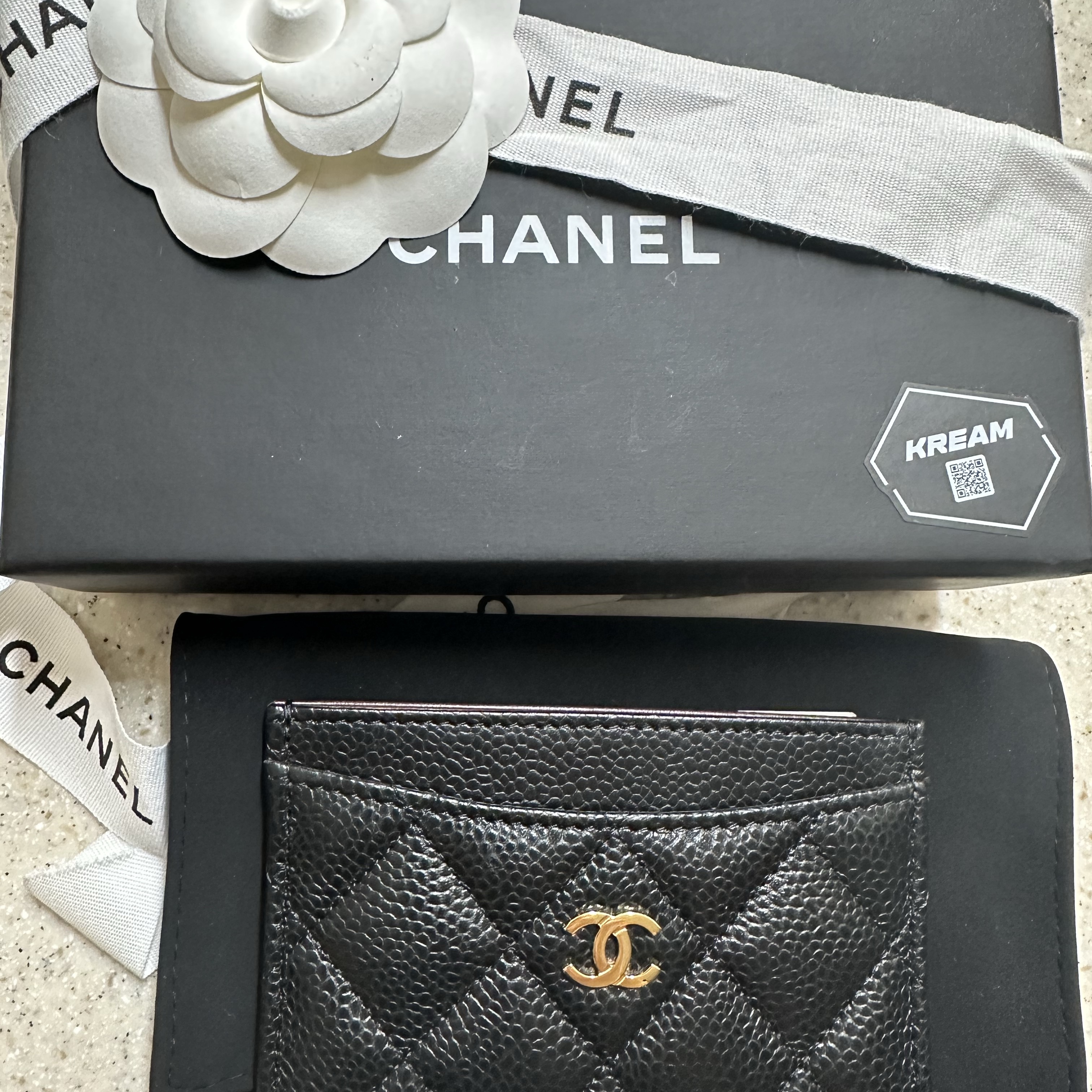 Chanel Classic Card Holder Grained Calfskin & Gold Black 착용 스타일