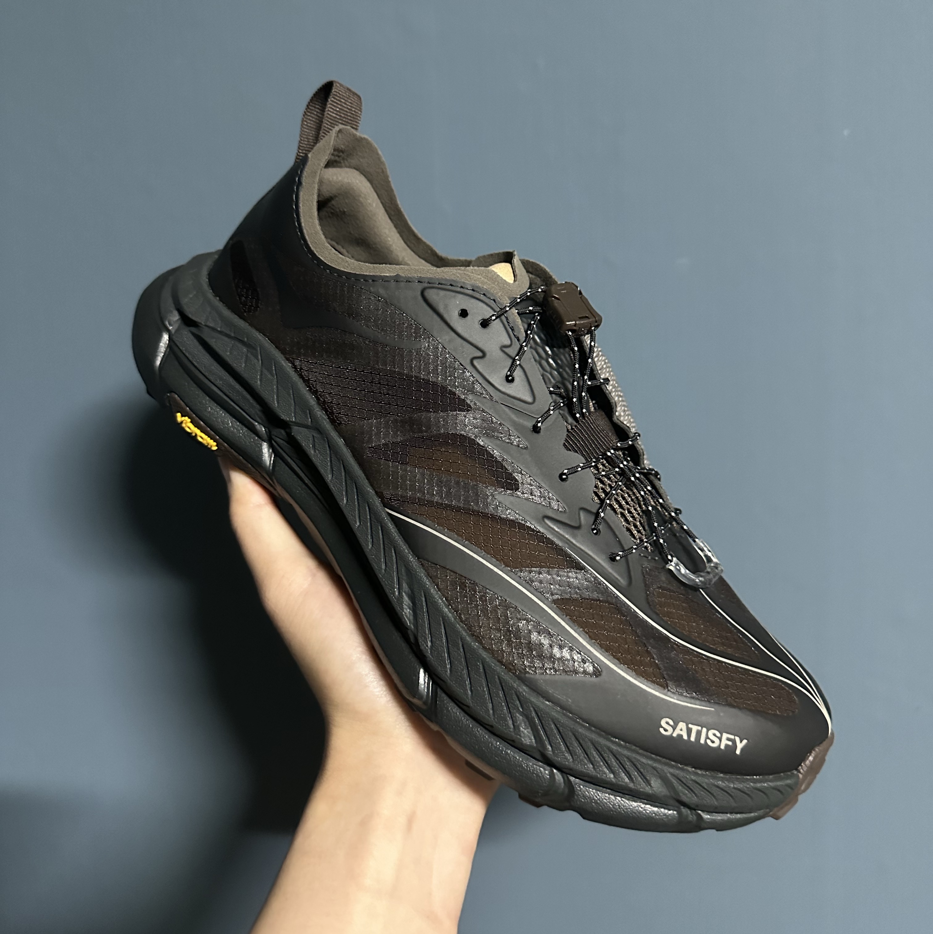 Hoka x Satisfy Mafate Speed 4 Lite Coffee 착용 스타일 - 1