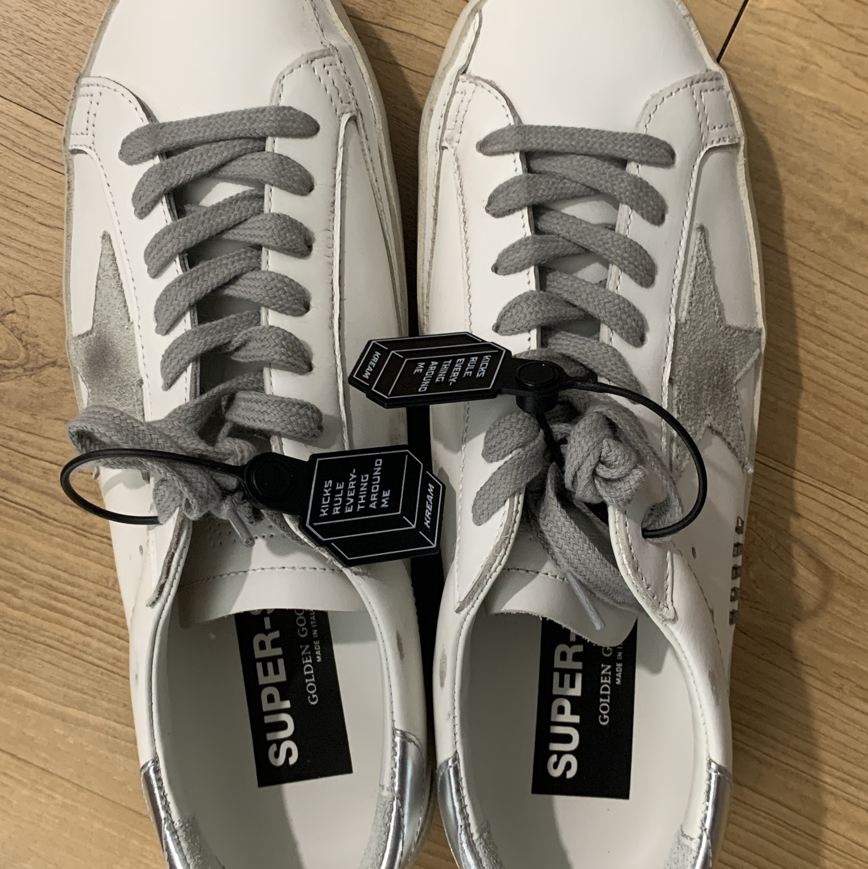 Golden Goose Superstar White Silver Heel Tab Sneakers 착용 스타일 - 1