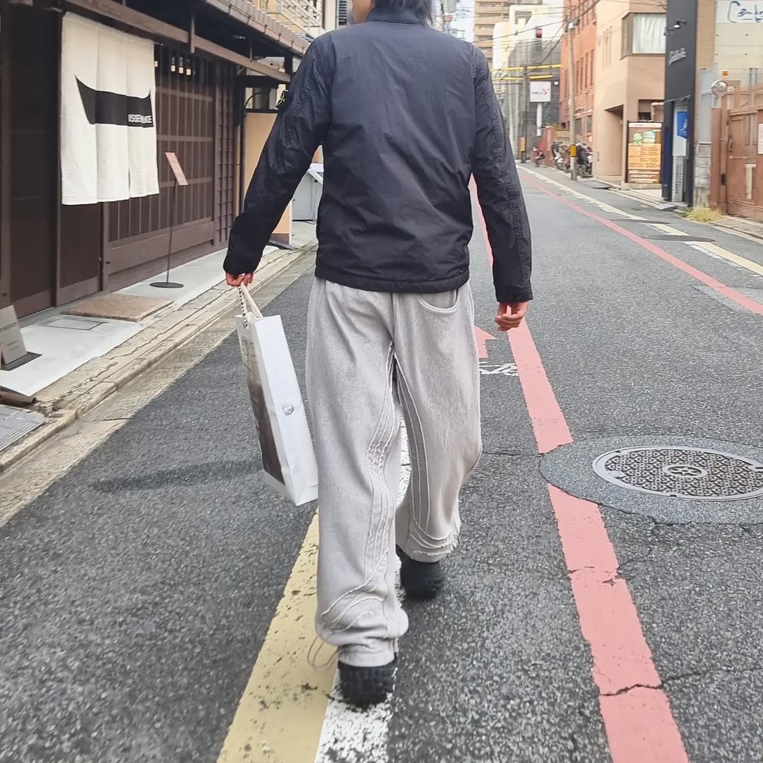[KREAM 단독] Jian Ye Orbit Pants Charcoal - 24FW 착용 스타일 - 2