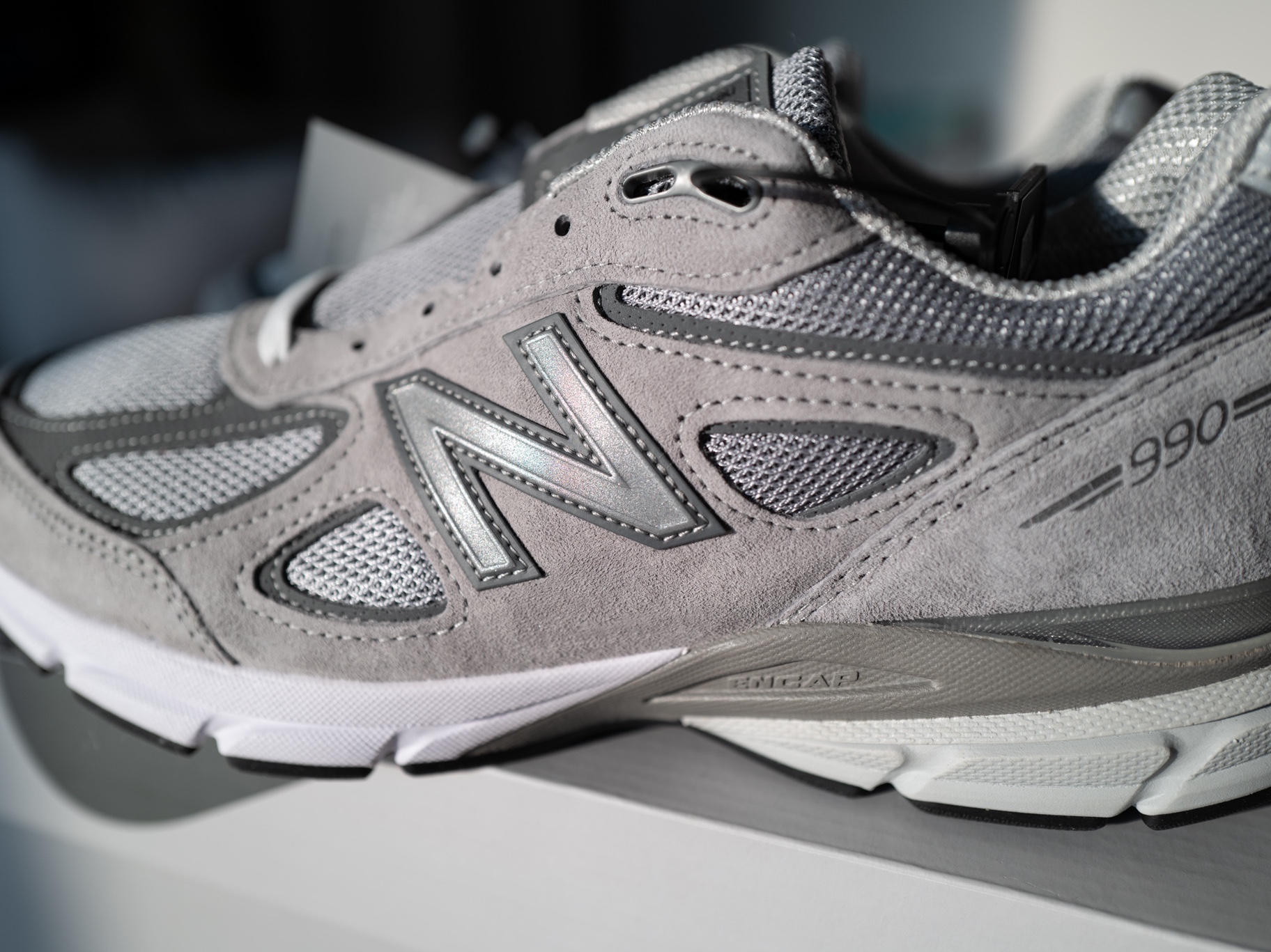 New Balance 990v4 Made in USA Grey Silver 착용 스타일 - 2