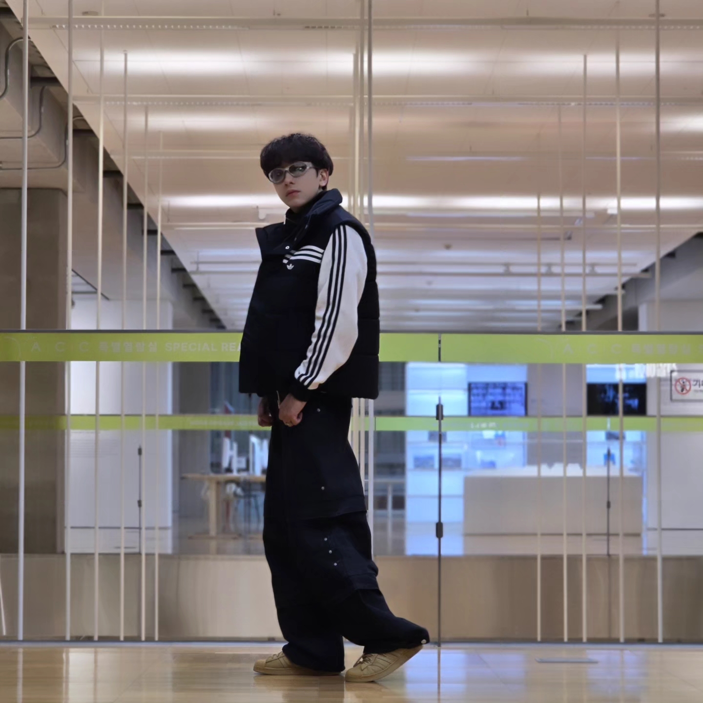 Adidas Originals 70s Padded Gilet Black - KR Sizing, Adidas Waffle Beckenbauer Track Top Wonder White - KR Sizing 착용 스타일 - 3