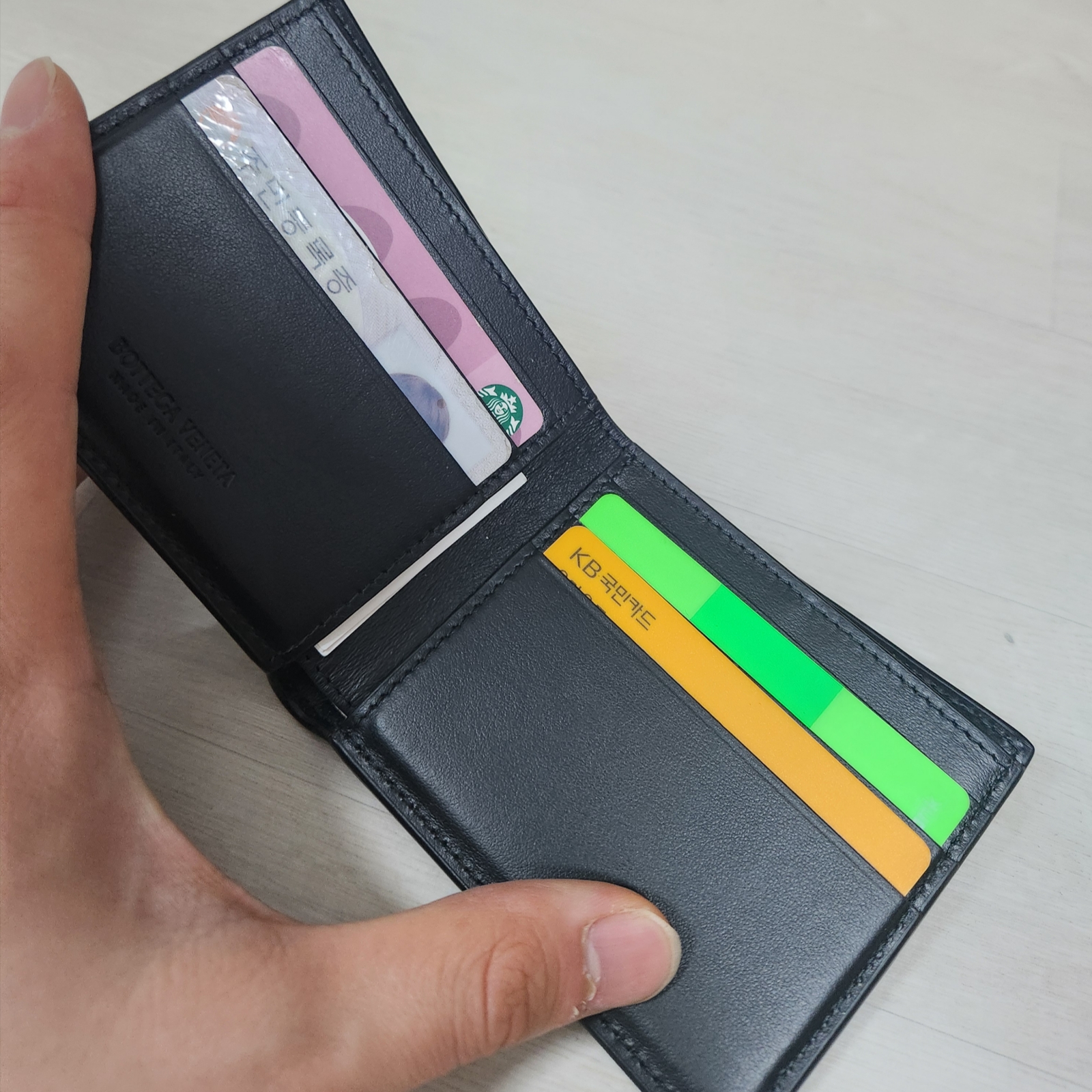 Bottega Veneta Bi-Fold Wallet Black 착용 스타일 - 2