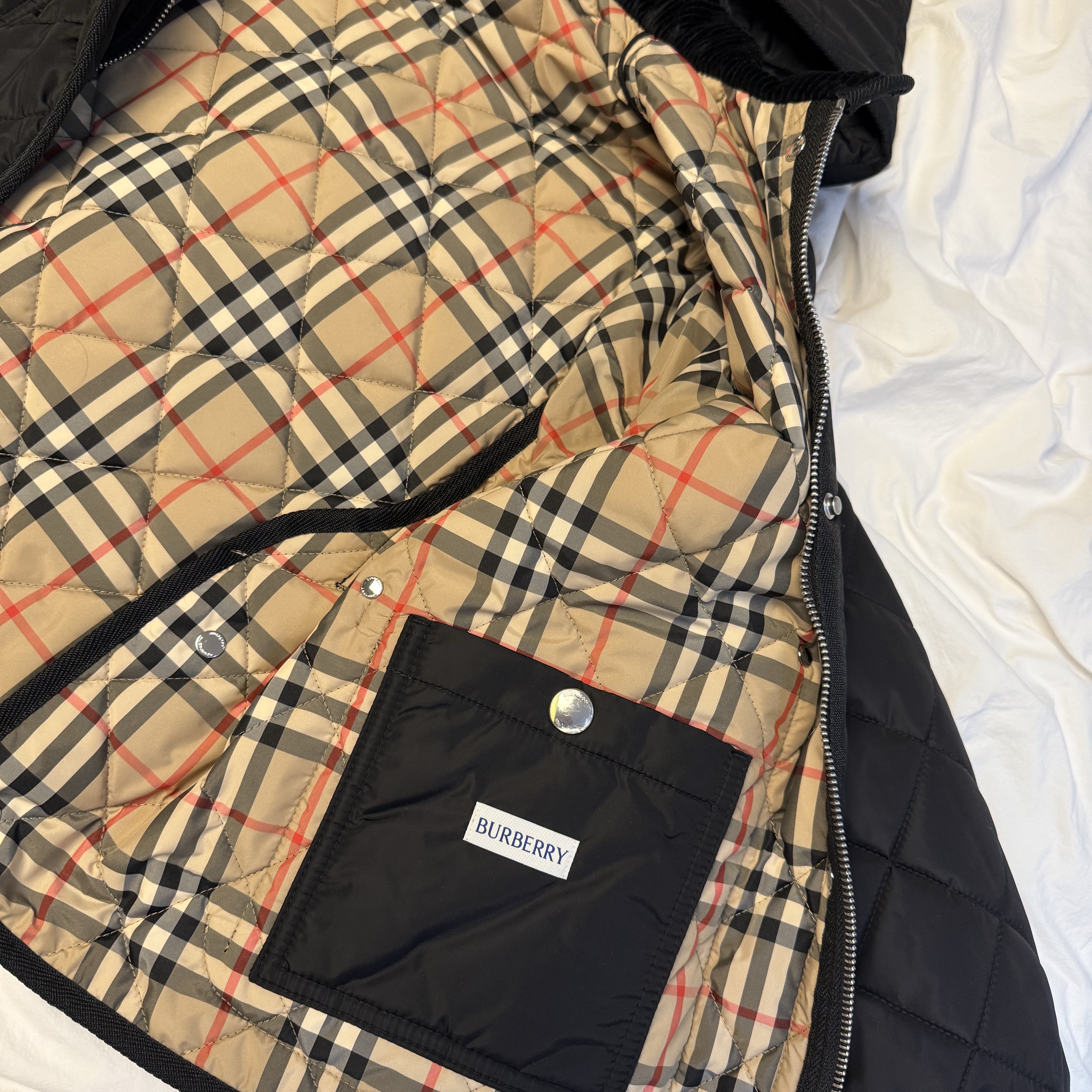 (W) Burberry Diamond Quilted Nylon Cropped Jacket Black 착용 스타일 - 2