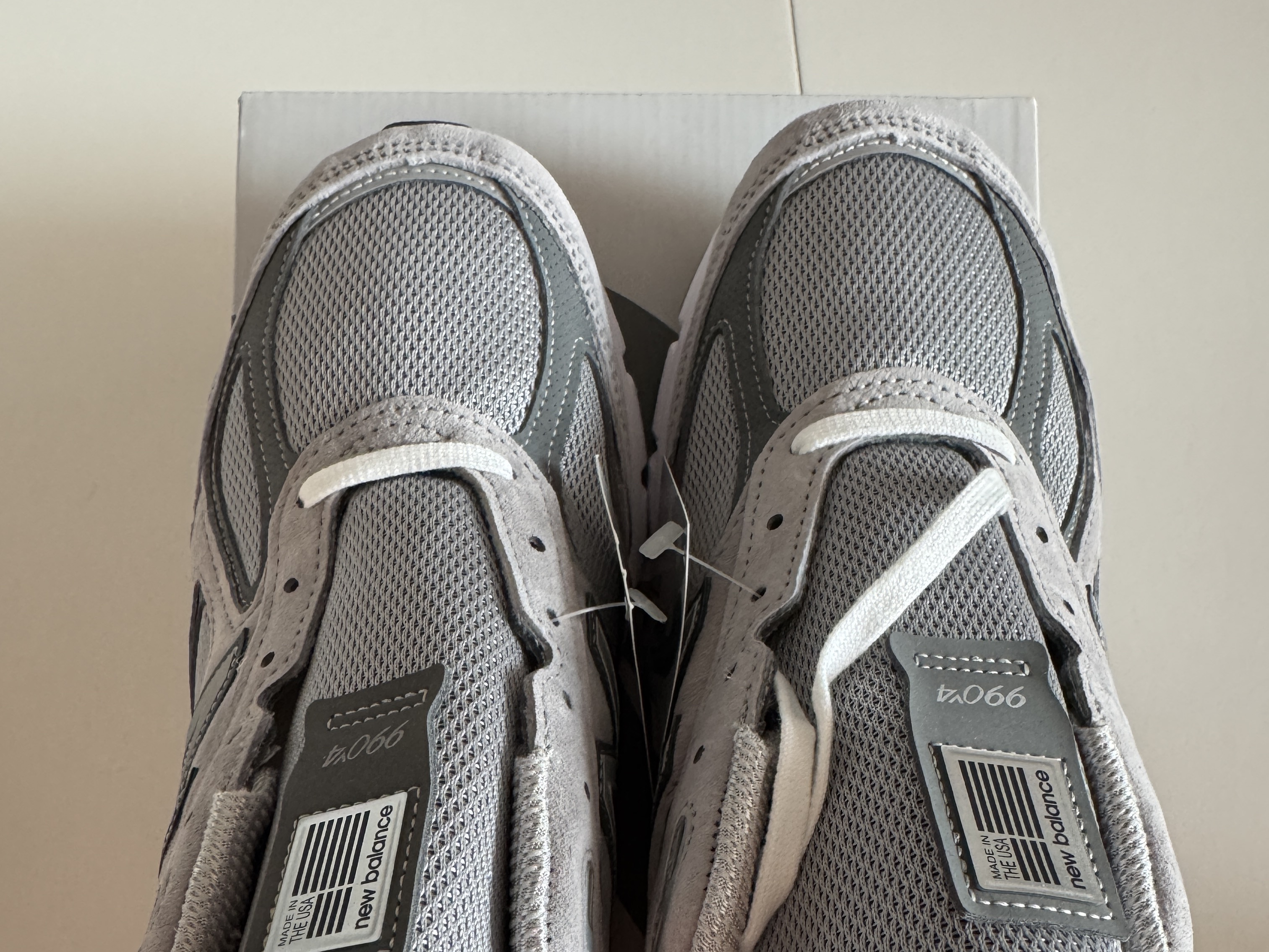 New Balance 990v4 Made in USA Grey Silver 착용 스타일 - 7