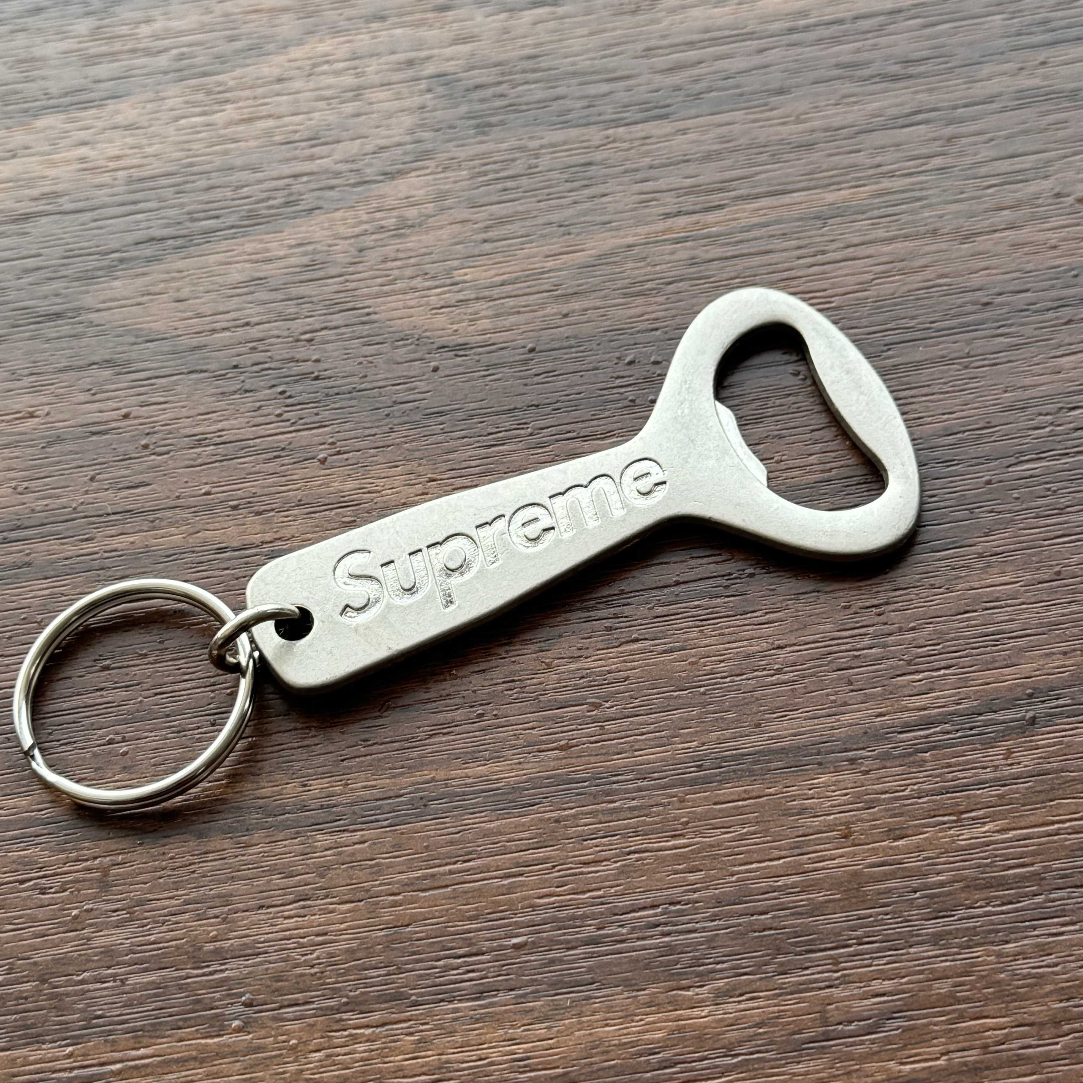 Supreme Bottle Opener Keychain Silver - 24FW 착용 스타일