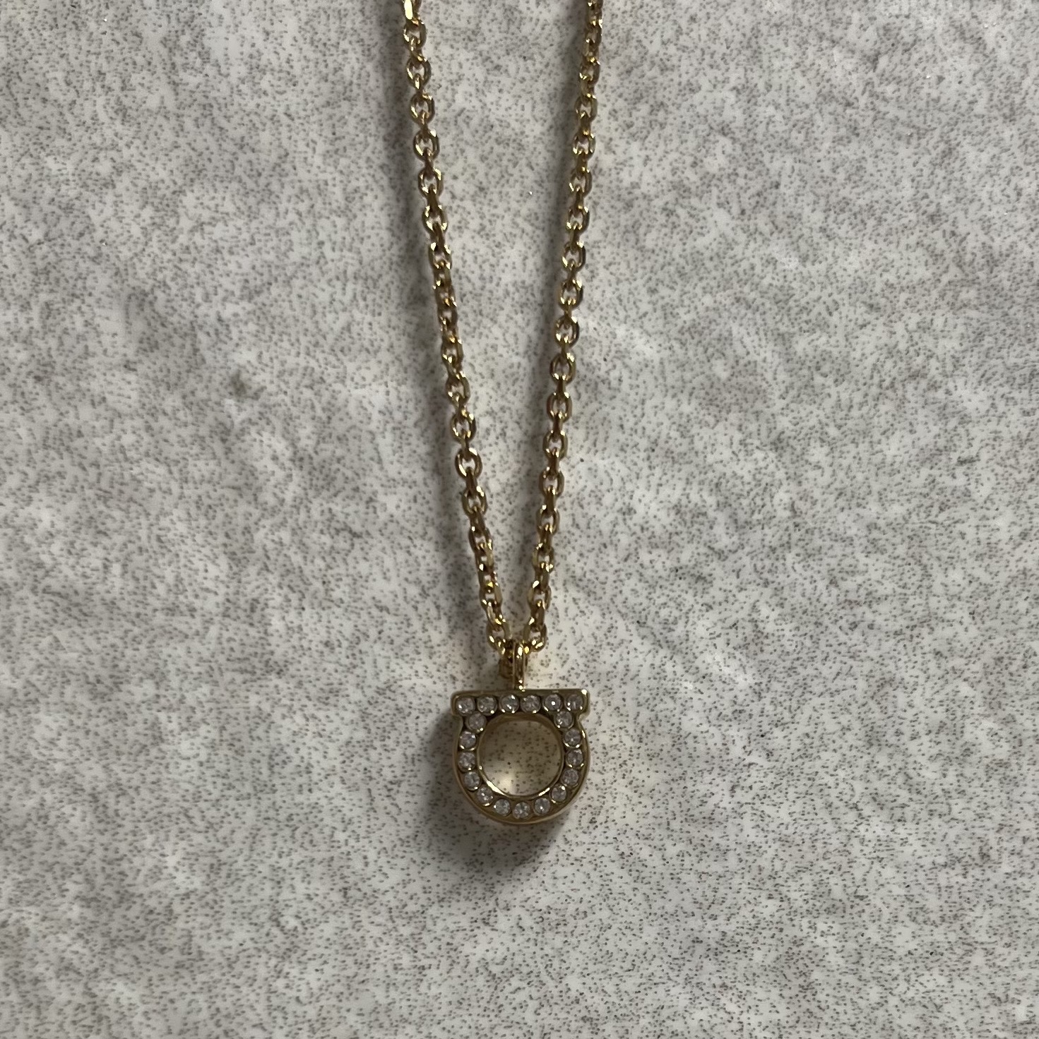 (W) Ferragamo Small Gancini Crystals Necklace Gold 착용 스타일 - 1