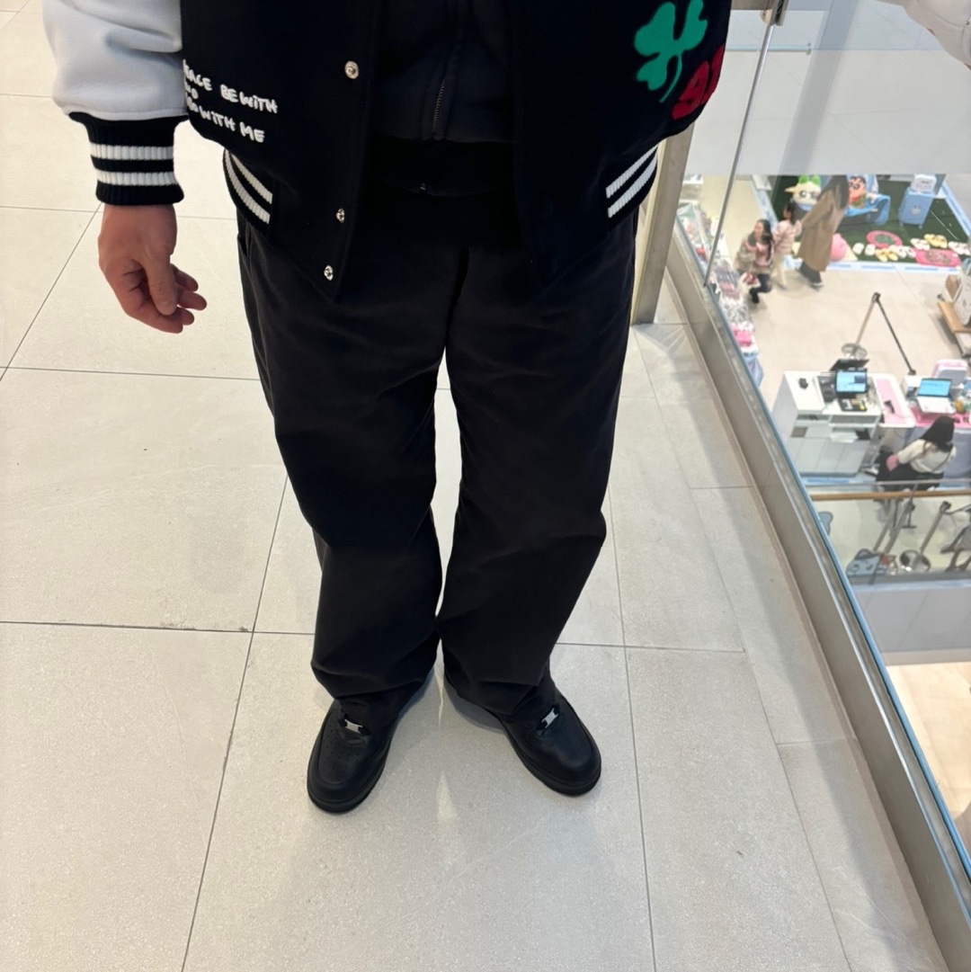 Yeezy Gap Engineered By Balenciaga Sateen Cargo Pants Black 착용 스타일 - 2