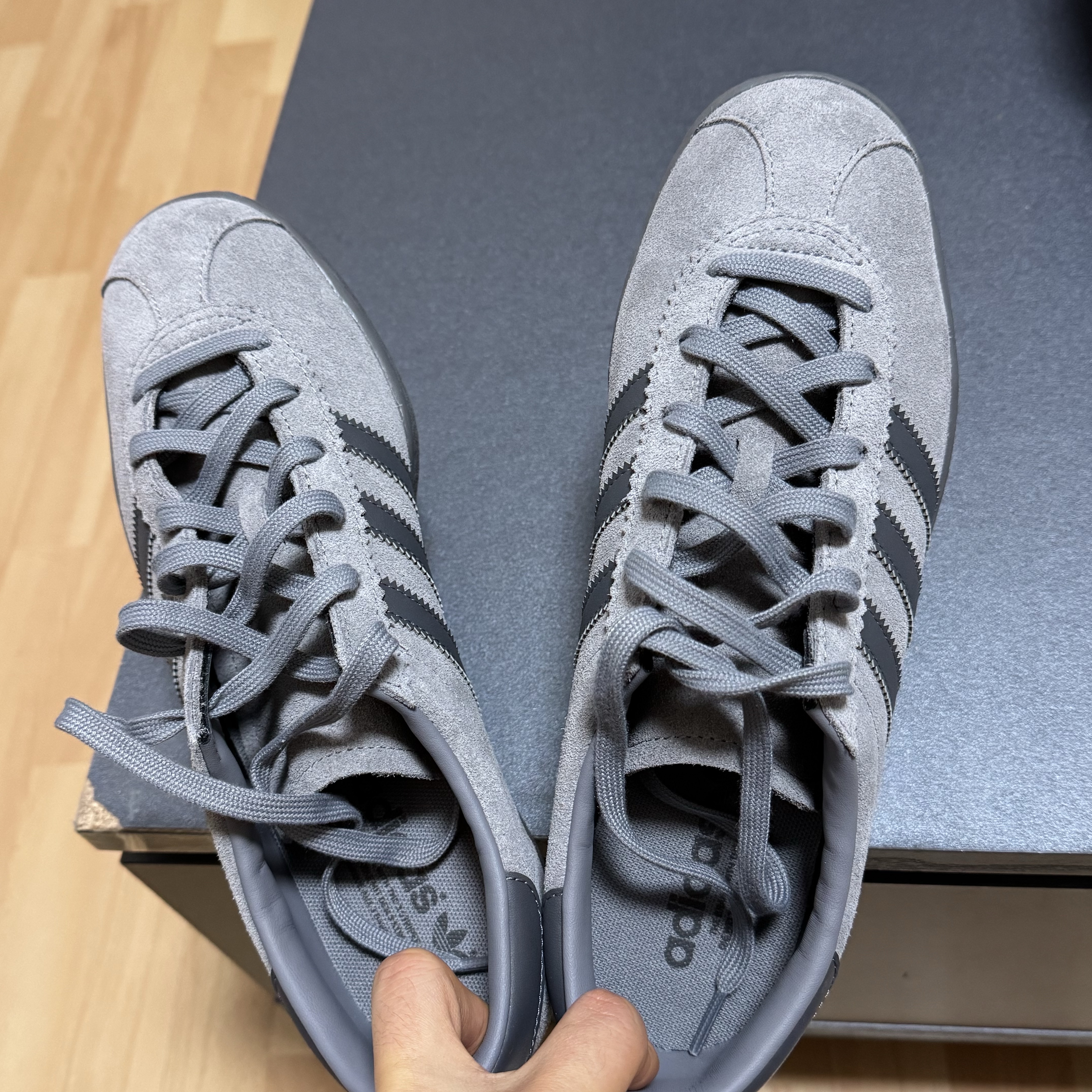 Adidas Stadt Grey Three Grey Five 착용 스타일