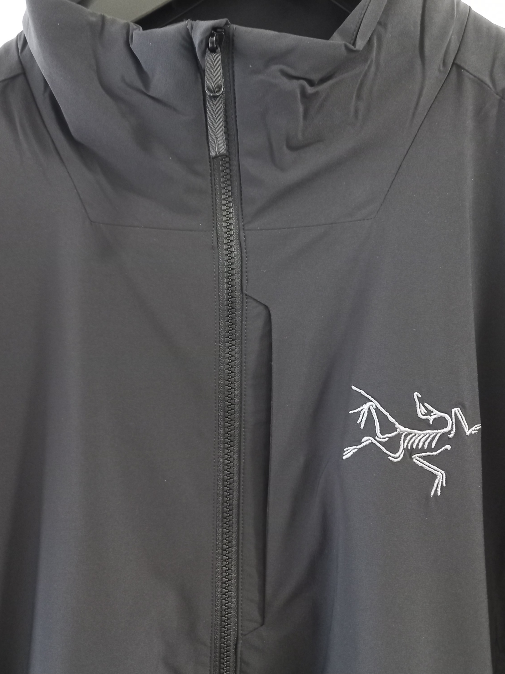 Arc'teryx Allium Insulated Jacket Black, UGG Tasman Slipper Chestnut 착용 스타일 - 6