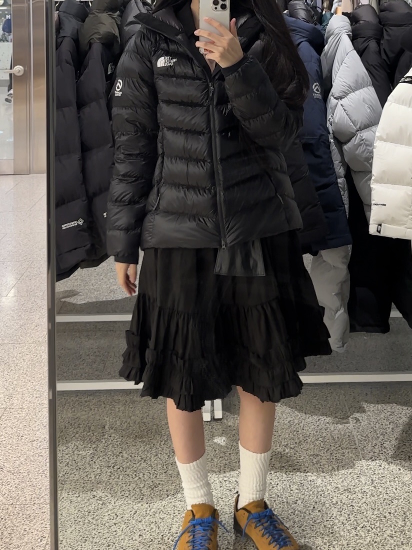 The North Face Summit Mattehorn RDS Down Jacket Real Black, (W) Keen Jasper Suede Sneakers Camel 착용 스타일 - 1