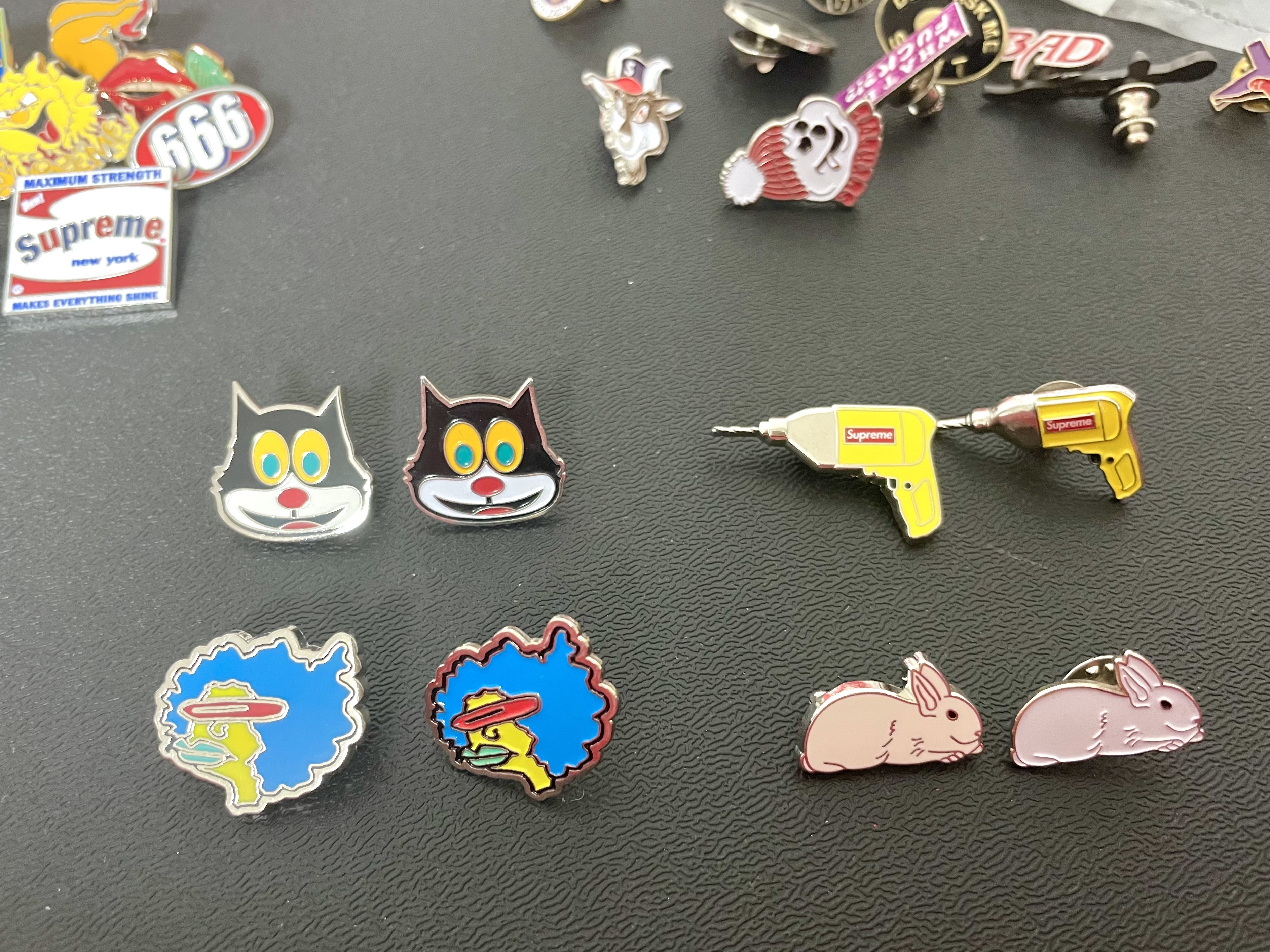 Supreme Aoi Buddha Pin Silver - 23SS, Supreme Shine Pin White - 21SS 착용 스타일 - 2