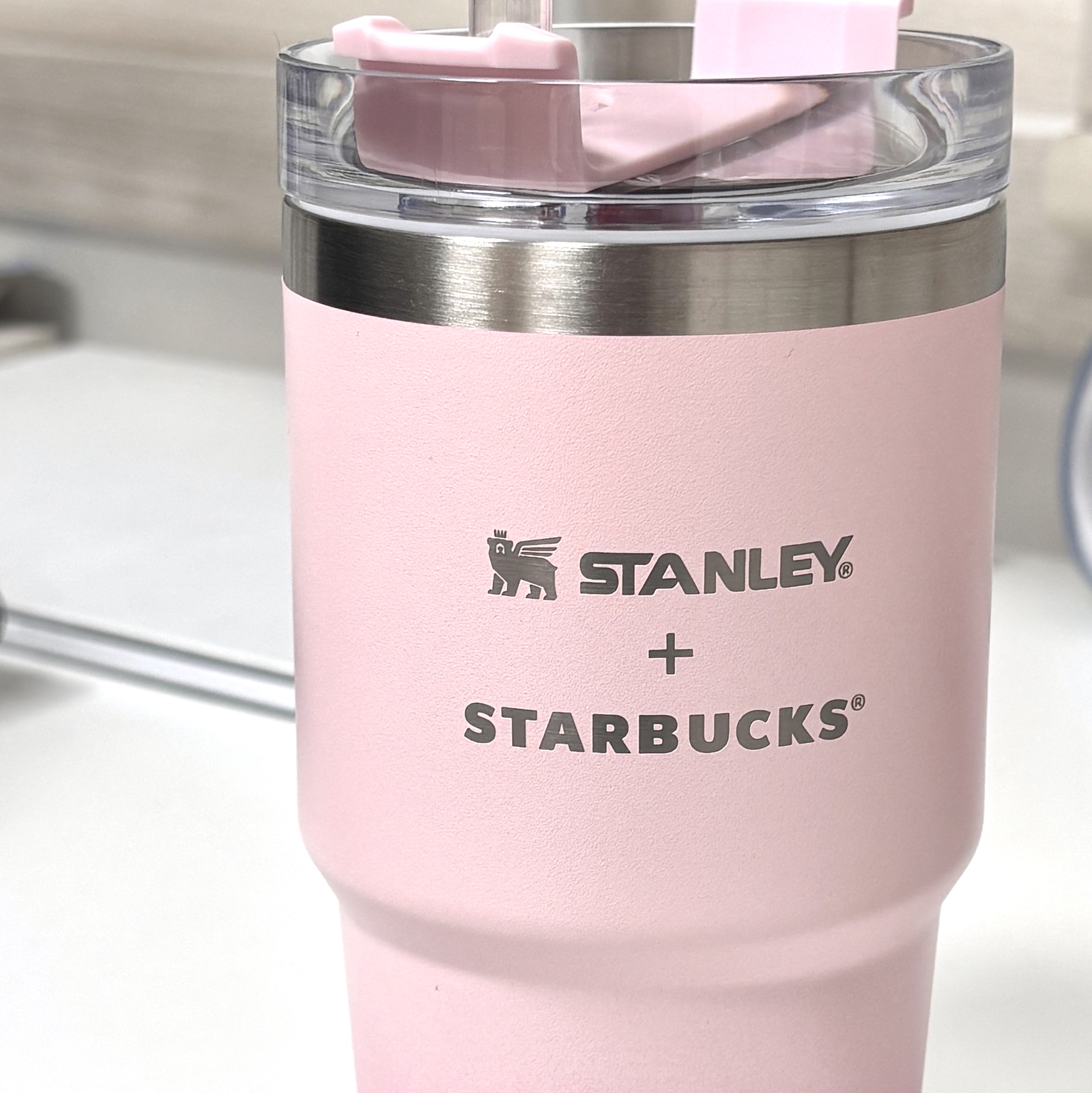 Starbucks SS Holiday Friends Quencher Tumbler 591ml 착용 스타일