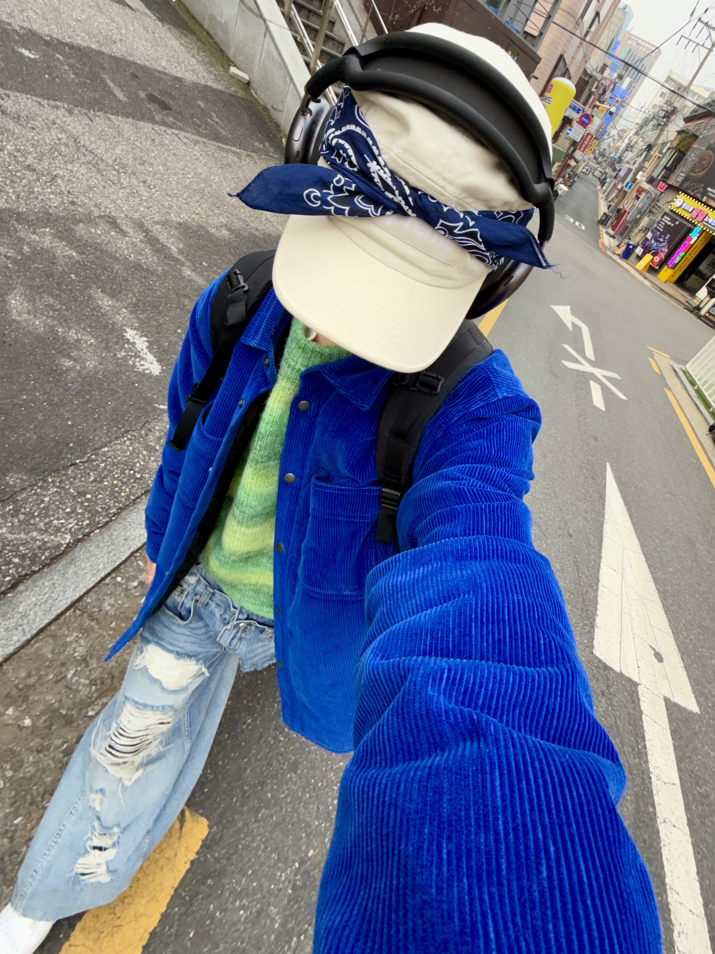 Nike Air Force 1 '07 LV8 Varsity White Pine Green, Stussy Cord Quilted Overshirt Royal Blue 착용 스타일 - 3
