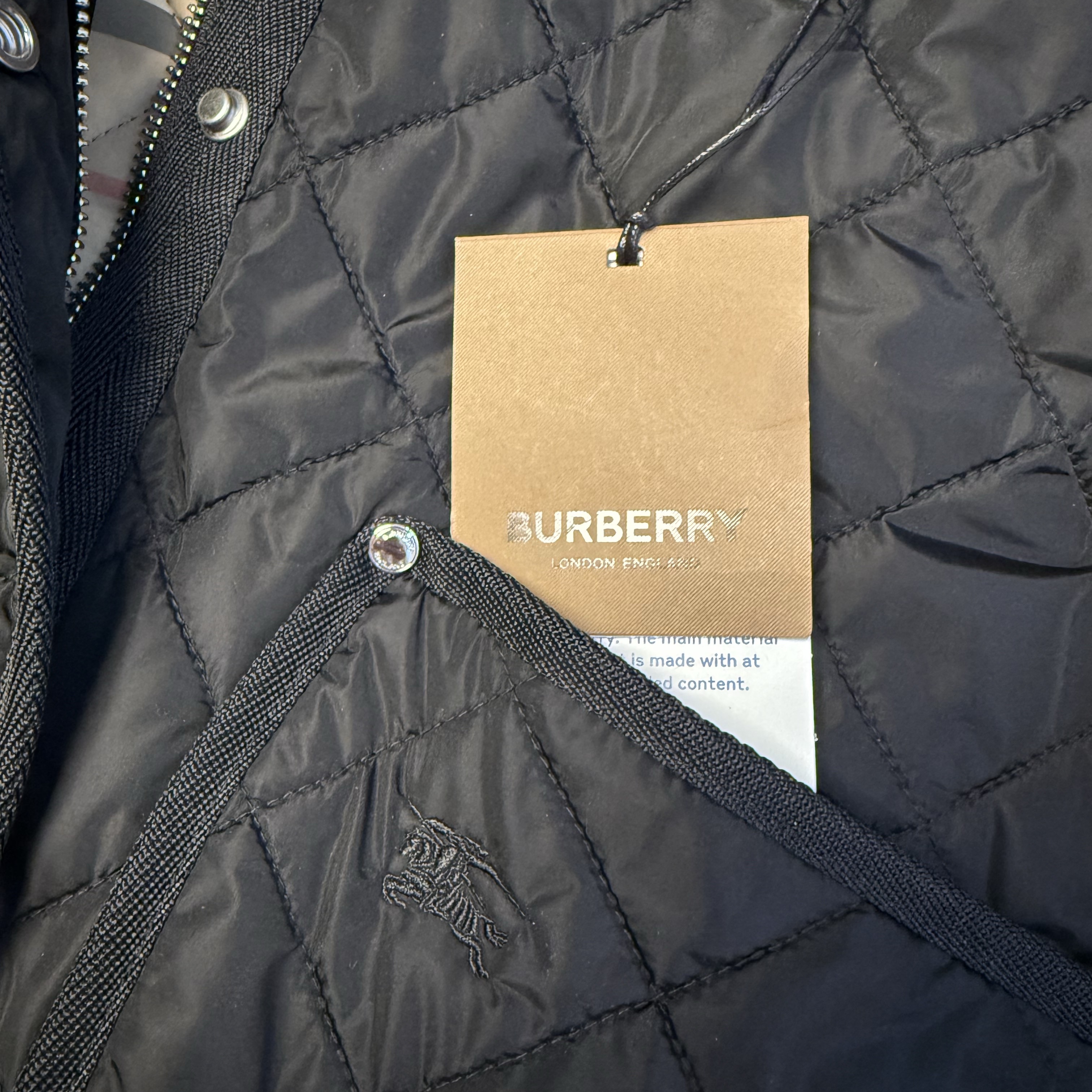 (W) Burberry Diamond Quilted Nylon Cropped Jacket Black 착용 스타일 - 3