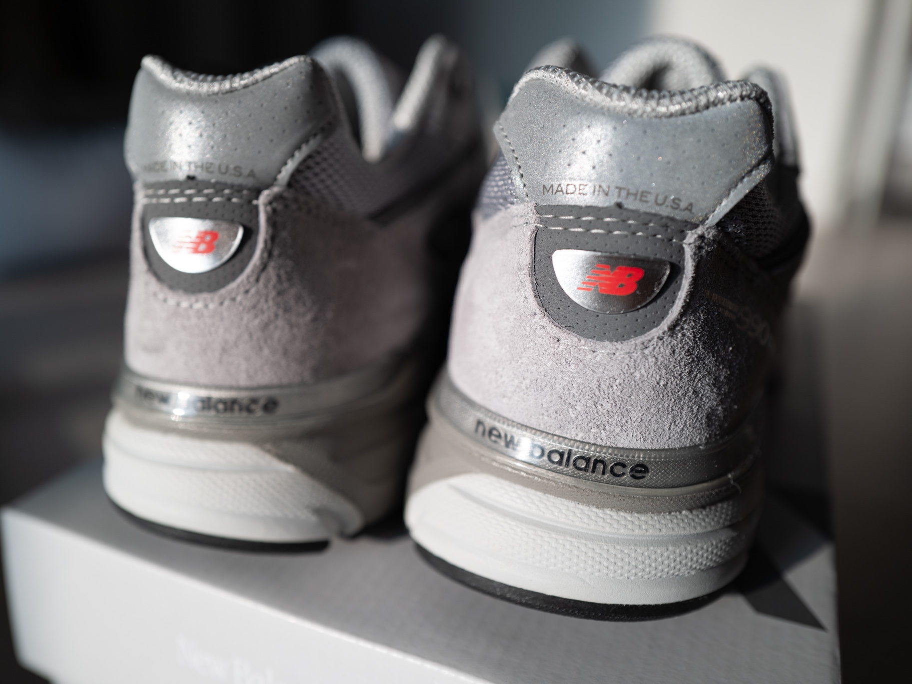 New Balance 990v4 Made in USA Grey Silver 착용 스타일 - 3