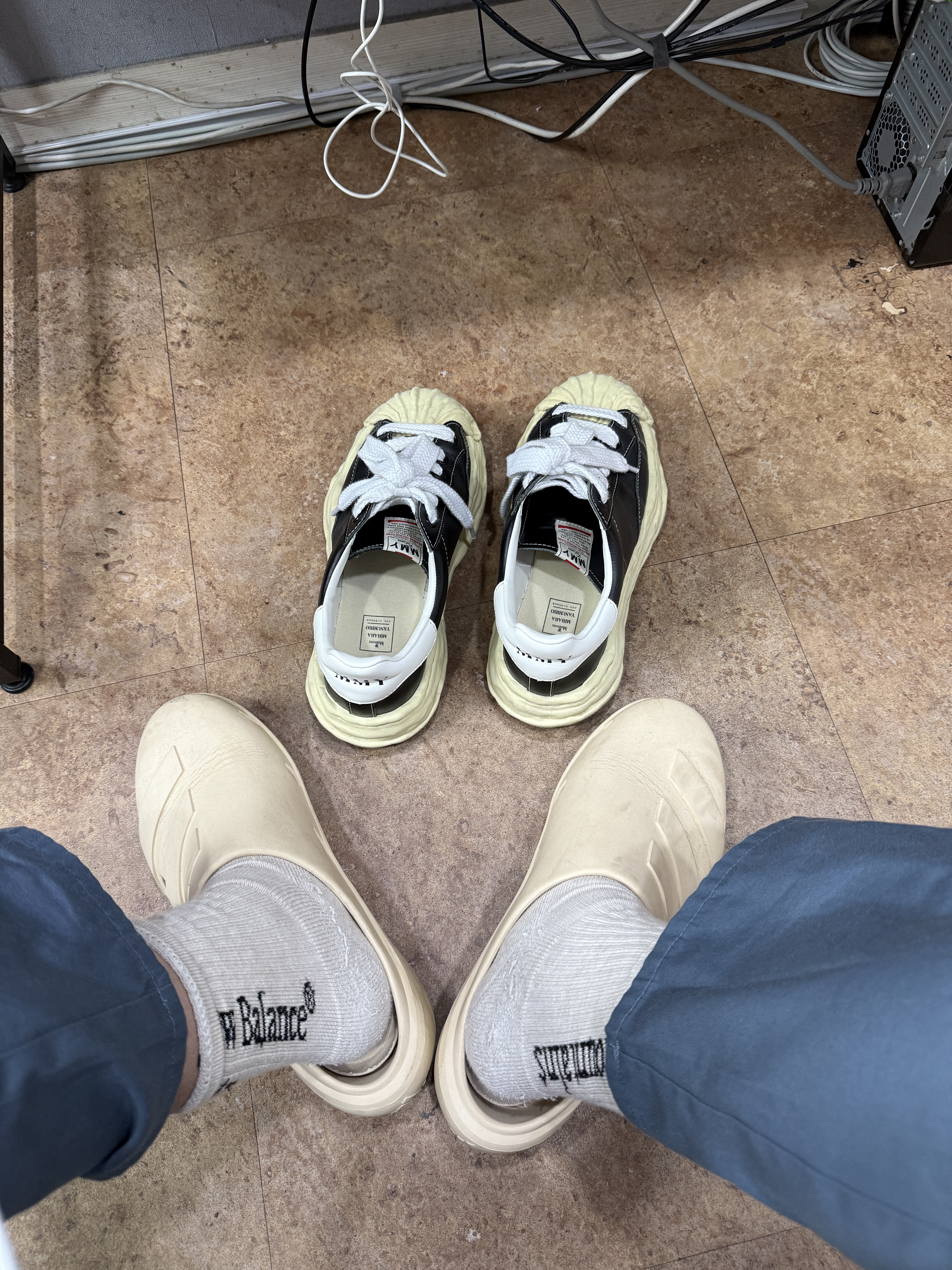 Maison Mihara Yasuhiro Blakey VL OG Sole Leather Low-top Sneakers Black 착용 스타일