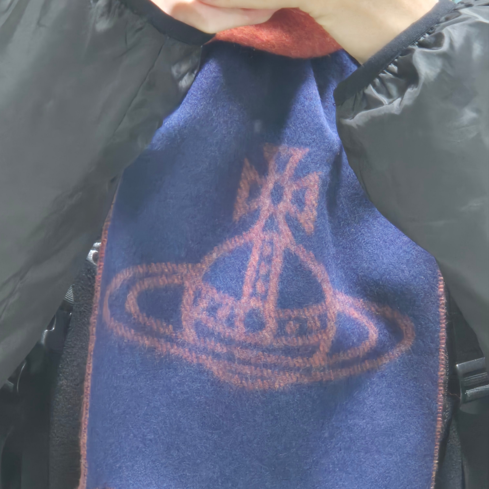 (W) Vivienne Westwood Double Logo Muffler Navy Blue 착용 스타일 - 1